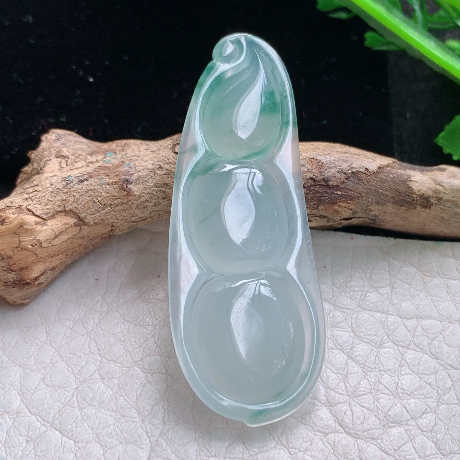 gp实拍49.2*19*5.5翡翠a货精雕冰飘绿花平安豆 四季豆玉吊坠 玉挂件