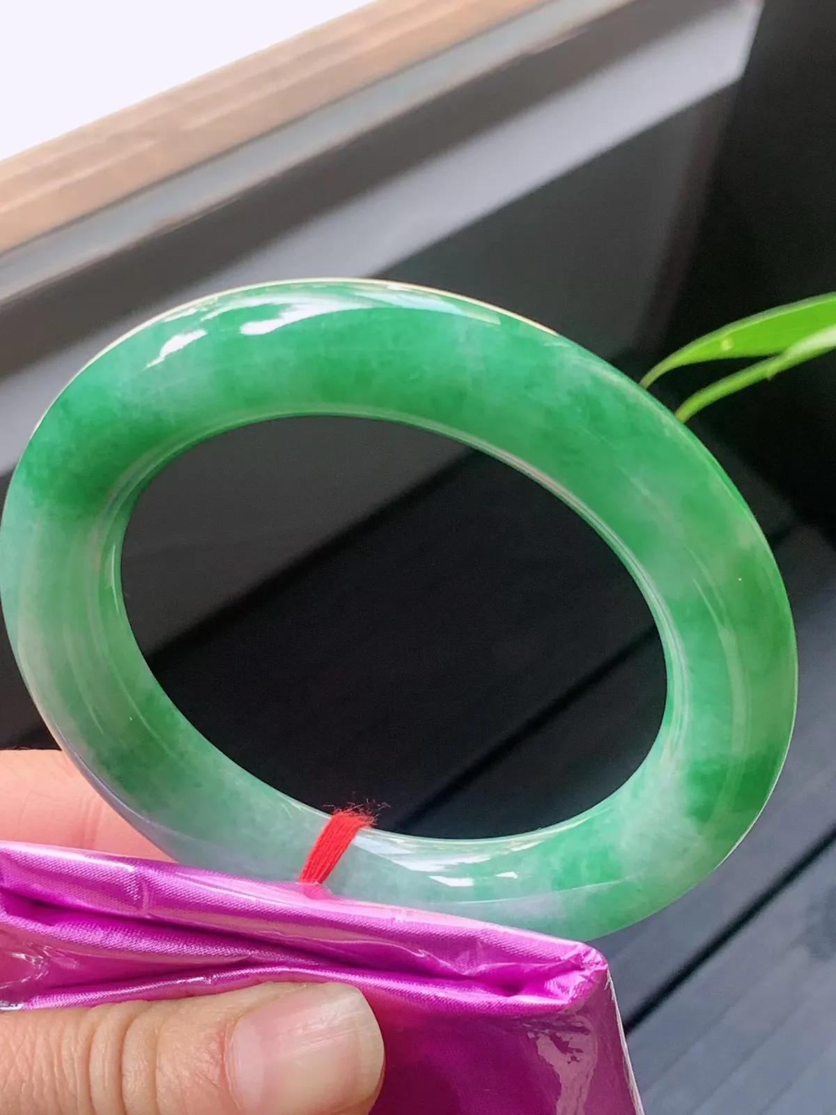 【翡翠名称】老种冰飘绿花55.8圈口圆条手镯
【翡翠尺寸】55.8/12/11.8mm适合56-58