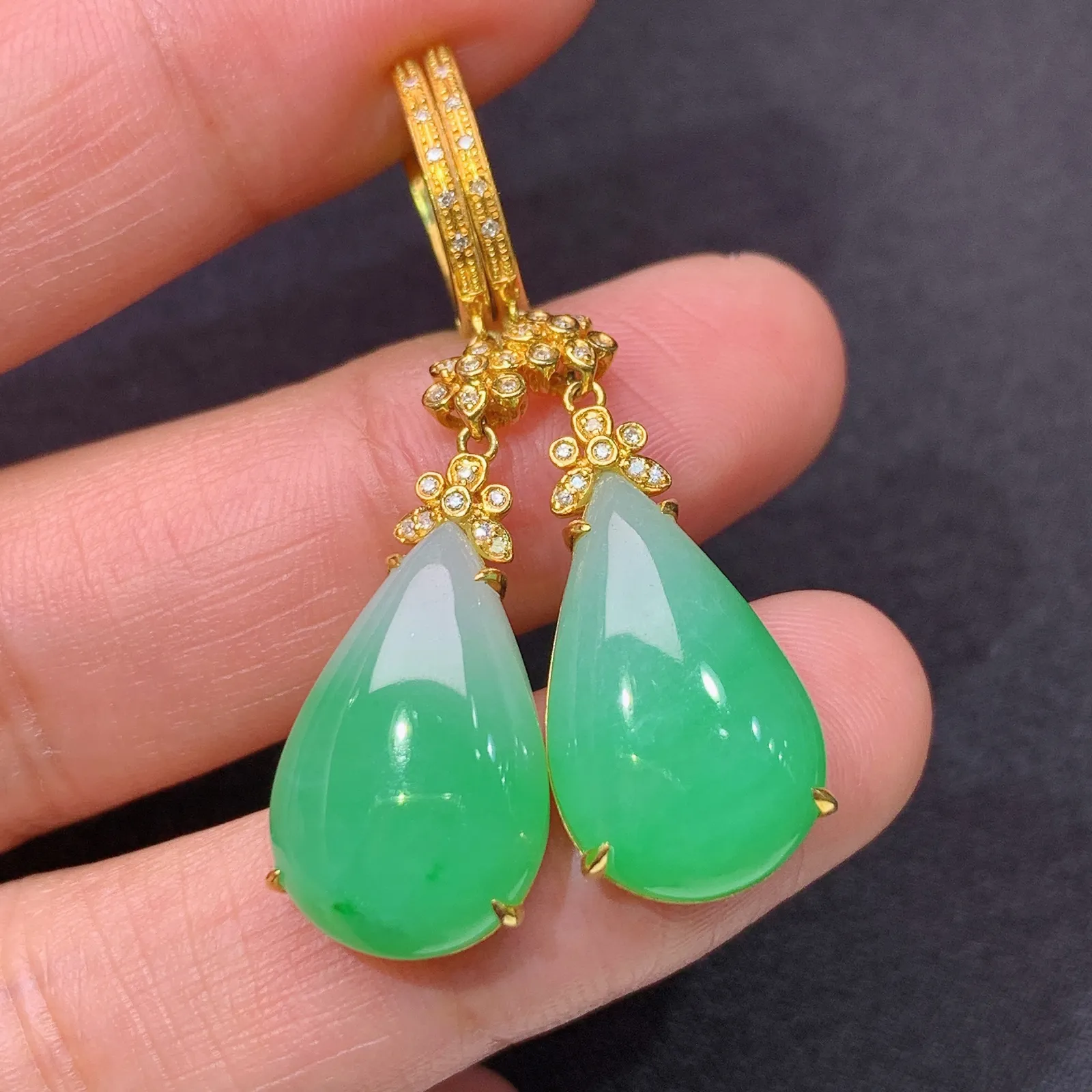 翠绿水滴耳坠，18k金镶嵌，简约时尚，冰润色阳，种水足 尺寸17.9*10.8*4.2