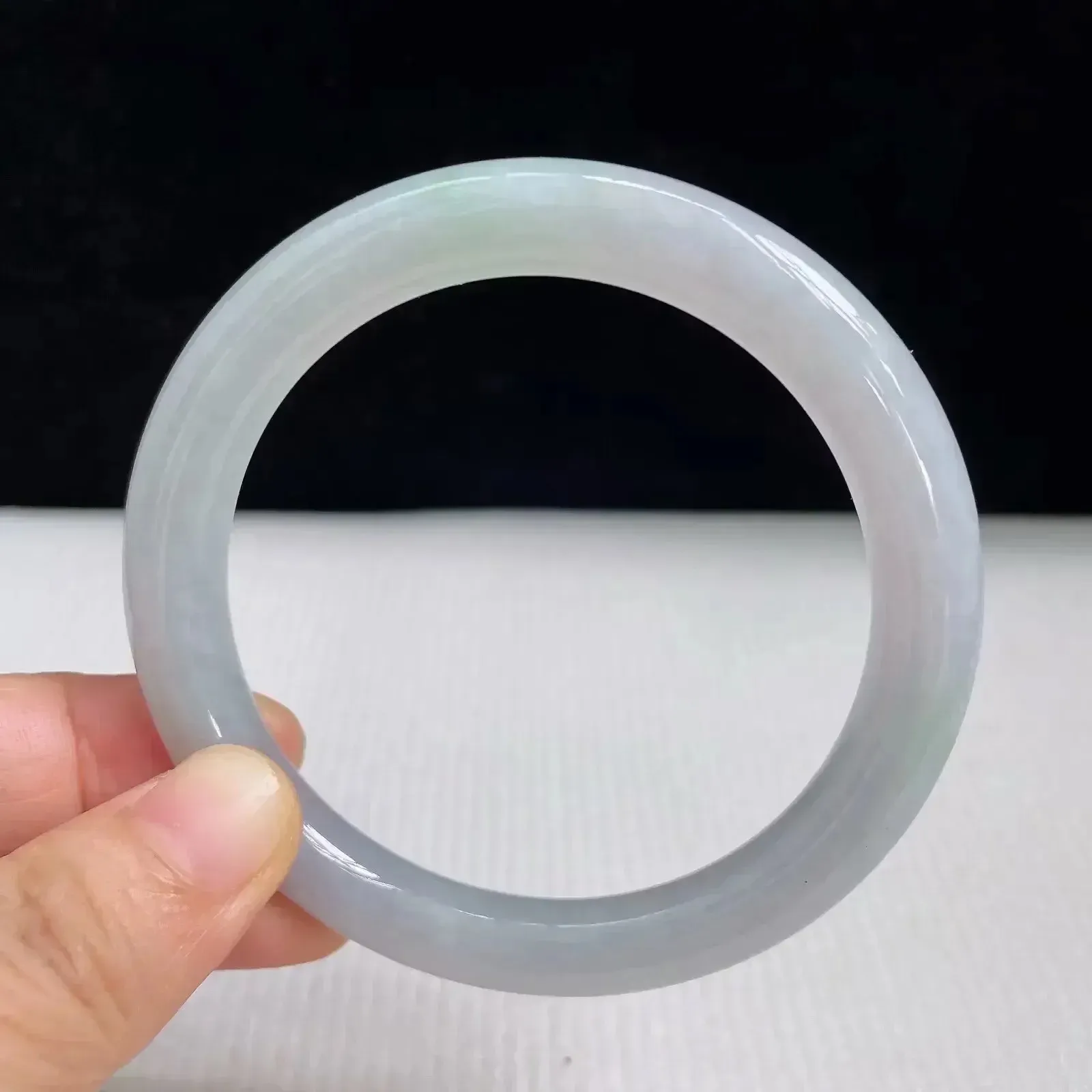 56mm自然光拍摄天然翡翠A货淡绿好种水圆条手镯 40.40克