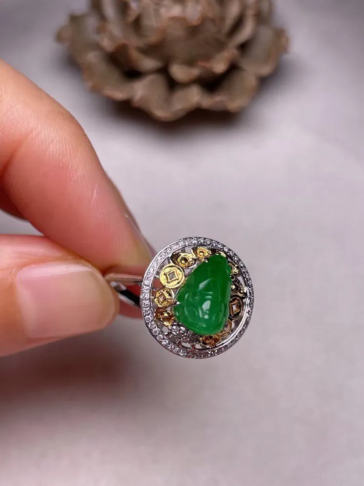 冰糯种辣色金蟾戒指、真金真钻镶嵌，种水好，玉质细腻 .裸石尺寸 9.5*6.7