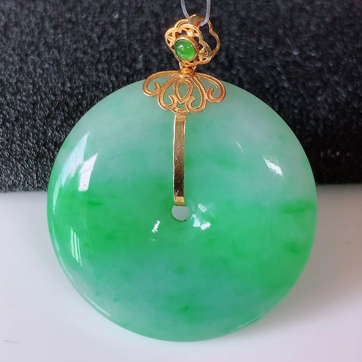 18K金镶嵌飘绿翡翠平安扣吊坠，水润光泽，寓意平平安安，佩戴时尚漂亮！#49.9整体33*27.5*6.2裸石27.5*27.5