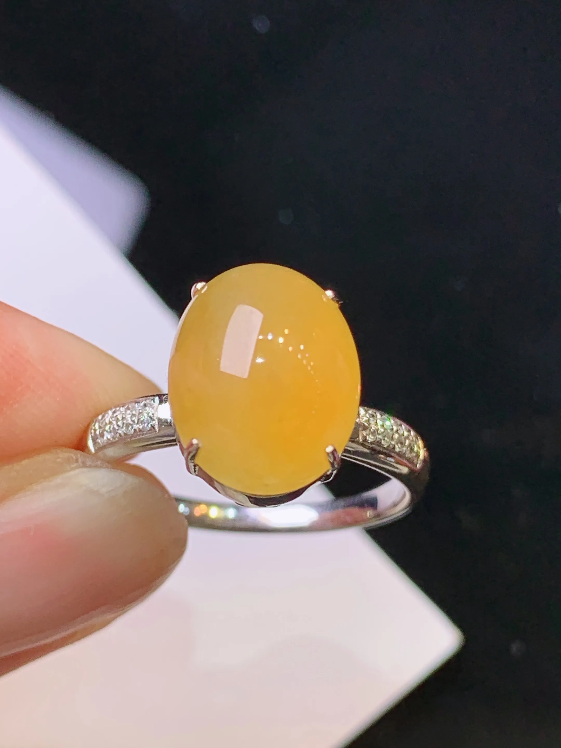 18k金钻镶嵌黄翡蛋面吊坠 玉质细腻 水润亮眼 色泽艳丽 圈口13 整体尺寸12*9.6*5.5