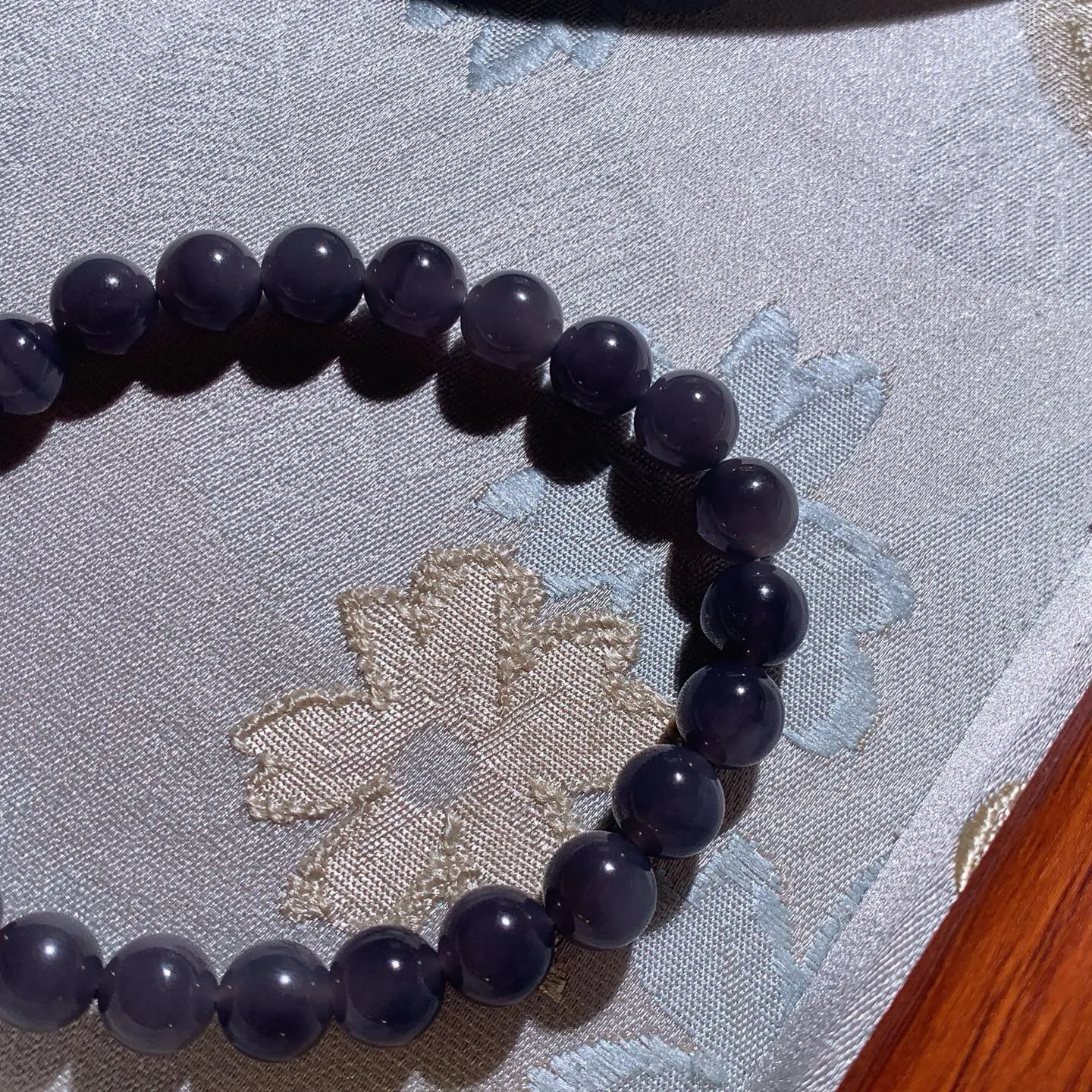 和田玉紫罗兰圆珠手串。单颗尺寸8！玉质细腻油润。手推出油。佩戴高端典雅。lt251209