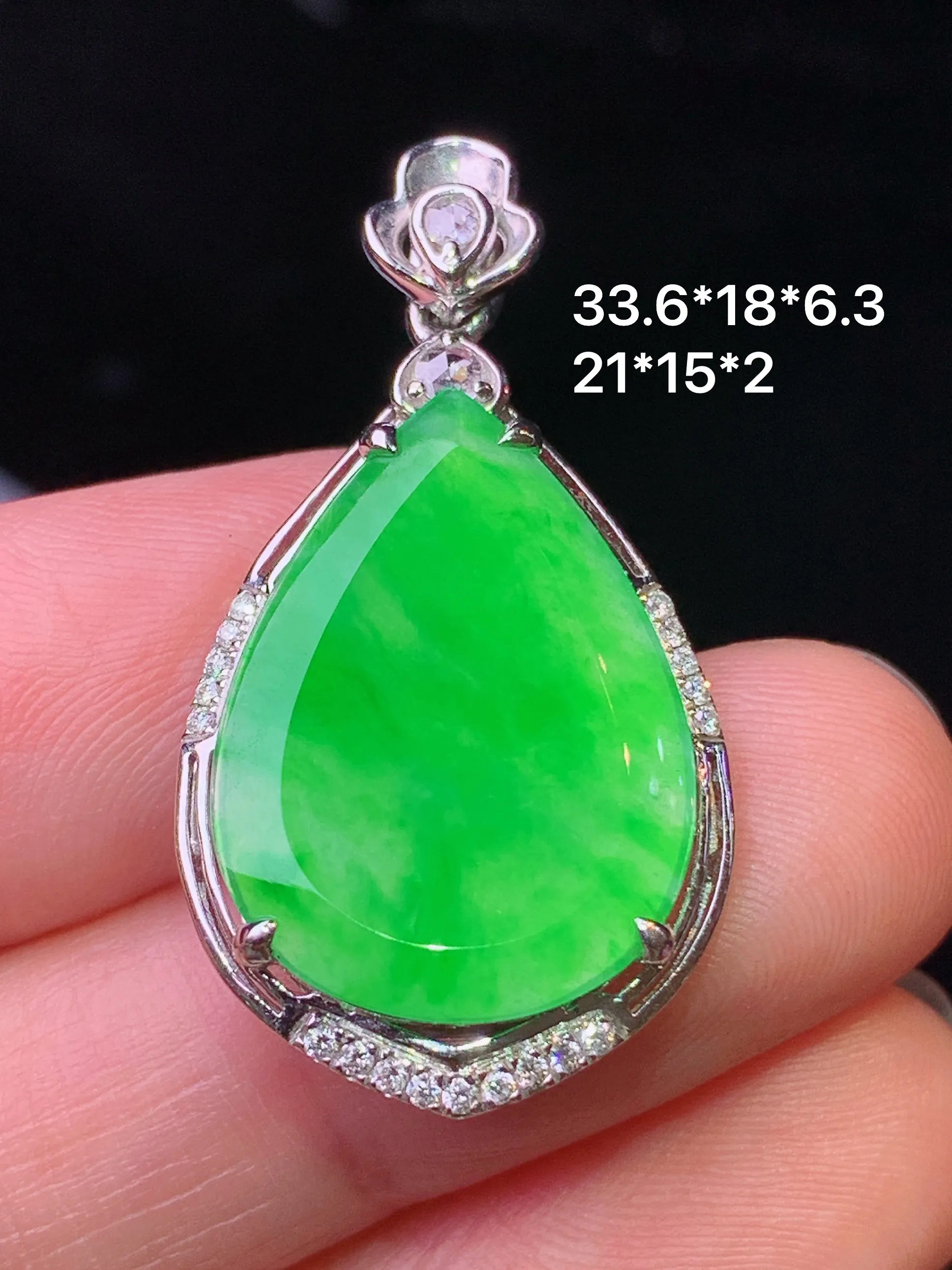 18k金钻镶嵌翠绿水滴吊坠 玉质细腻 水润亮眼 色泽艳丽 整体尺寸33.6*18*6.3