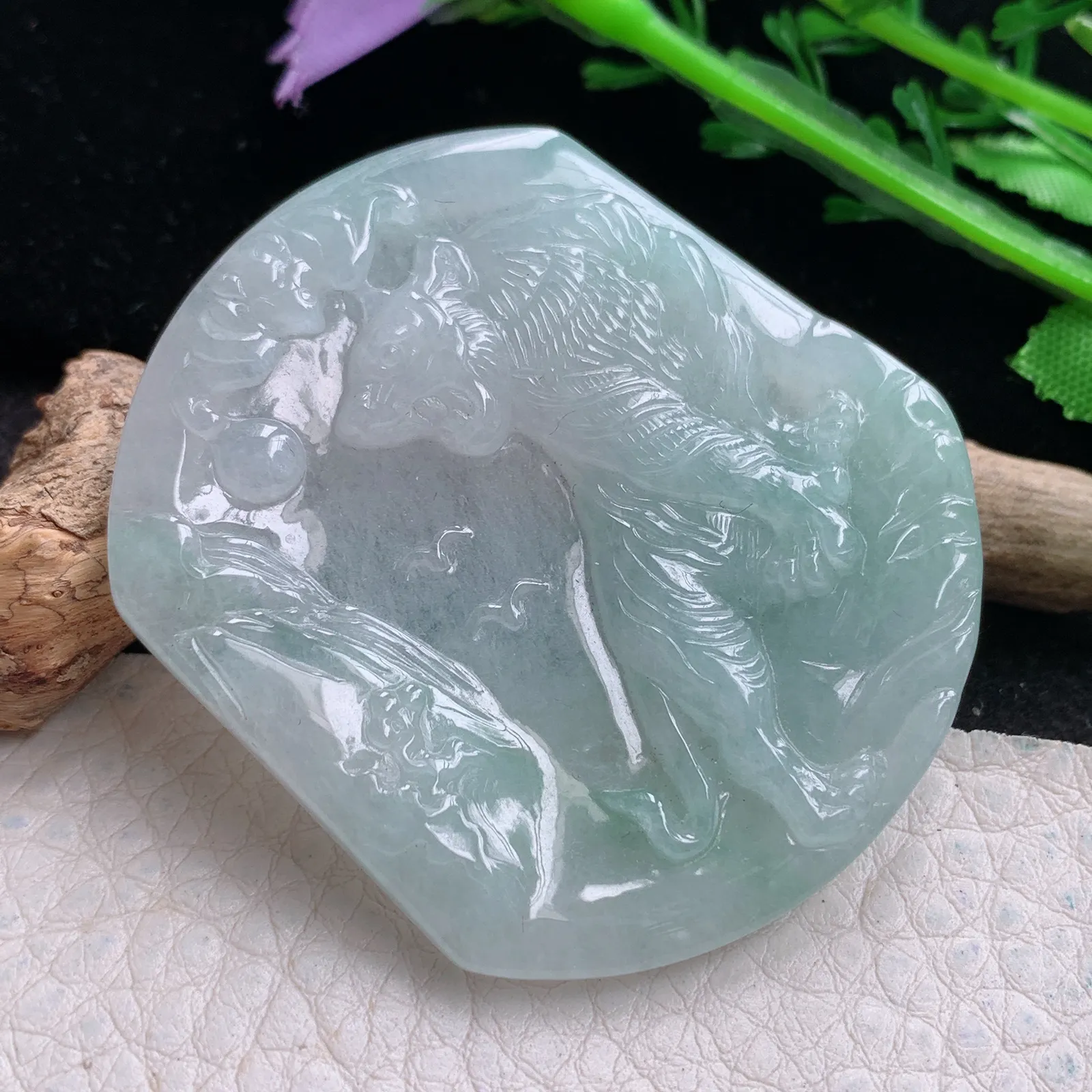 yn实拍50*43.5*5.5缅甸翡翠a货精雕飘绿花上山虎 生肖虎玉吊坠 玉挂件