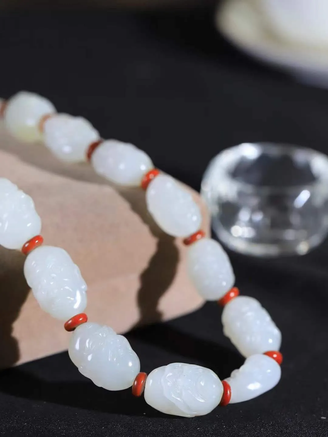 （十八罗汉.手持）

新疆和田籽料十八罗汉手持，玉质温润细腻 油性十足 颗颗饱满圆润。罗汉有着金刚不坏之身，修行得道，六根清净， 象征坚毅坚强、顺畅如意、幸福安康，在遇到任何困难时，能够逢凶化吉、消灾避灾。重66.44克 尺寸取一18.6-12.5-10.1mm FDA-98125978