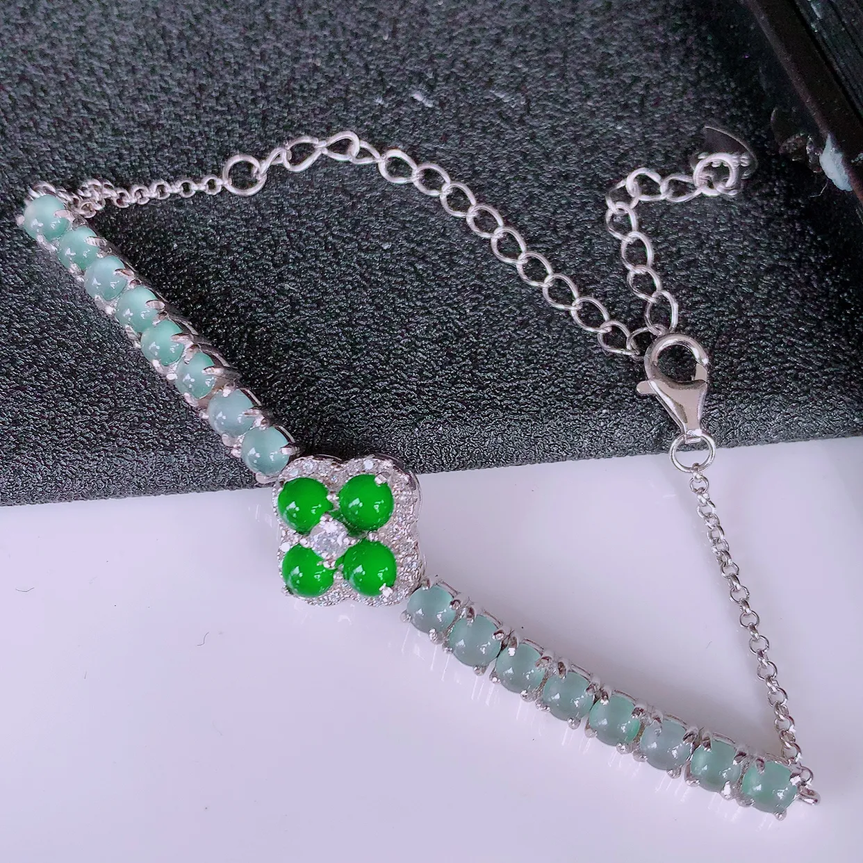 冰透满绿翡翠925银镶嵌手链，自然光实拍，翠色灵动，颜色漂亮，种老水足，品相佳，佩戴佳品！#97.9取一整体12.5-12.5-5.8裸石3.6*3.6