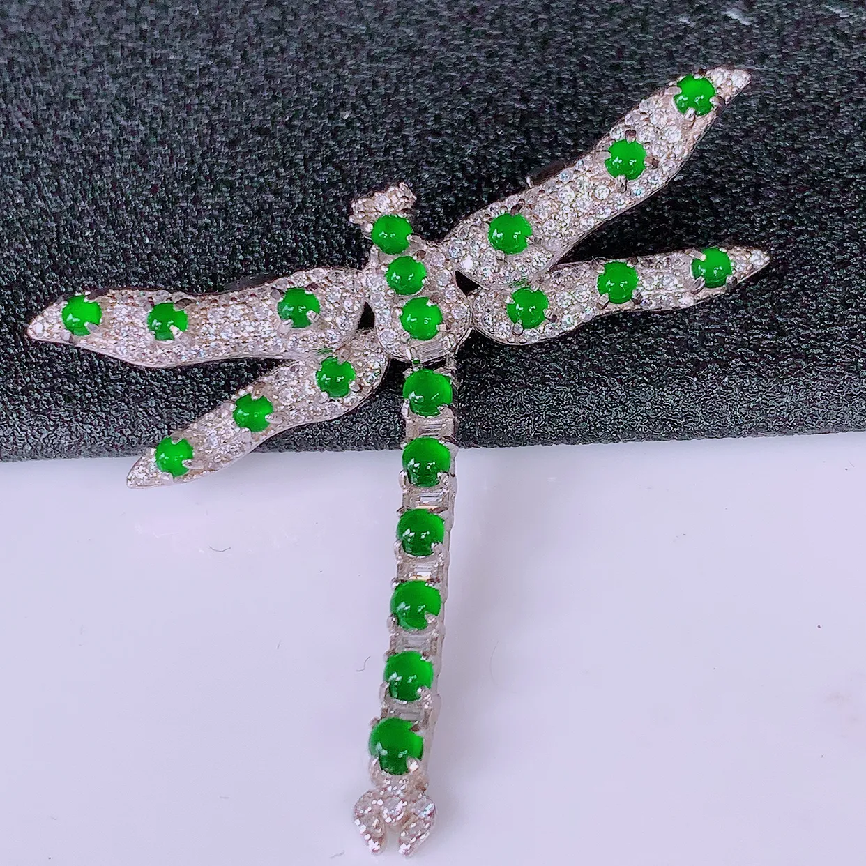 冰透满绿翡翠925银镶嵌蜻蜓胸针，自然光实拍，翠色灵动，颜色漂亮，种老水足，品相佳，佩戴佳品！#97.9整体45.5*39-9.5裸石2*2