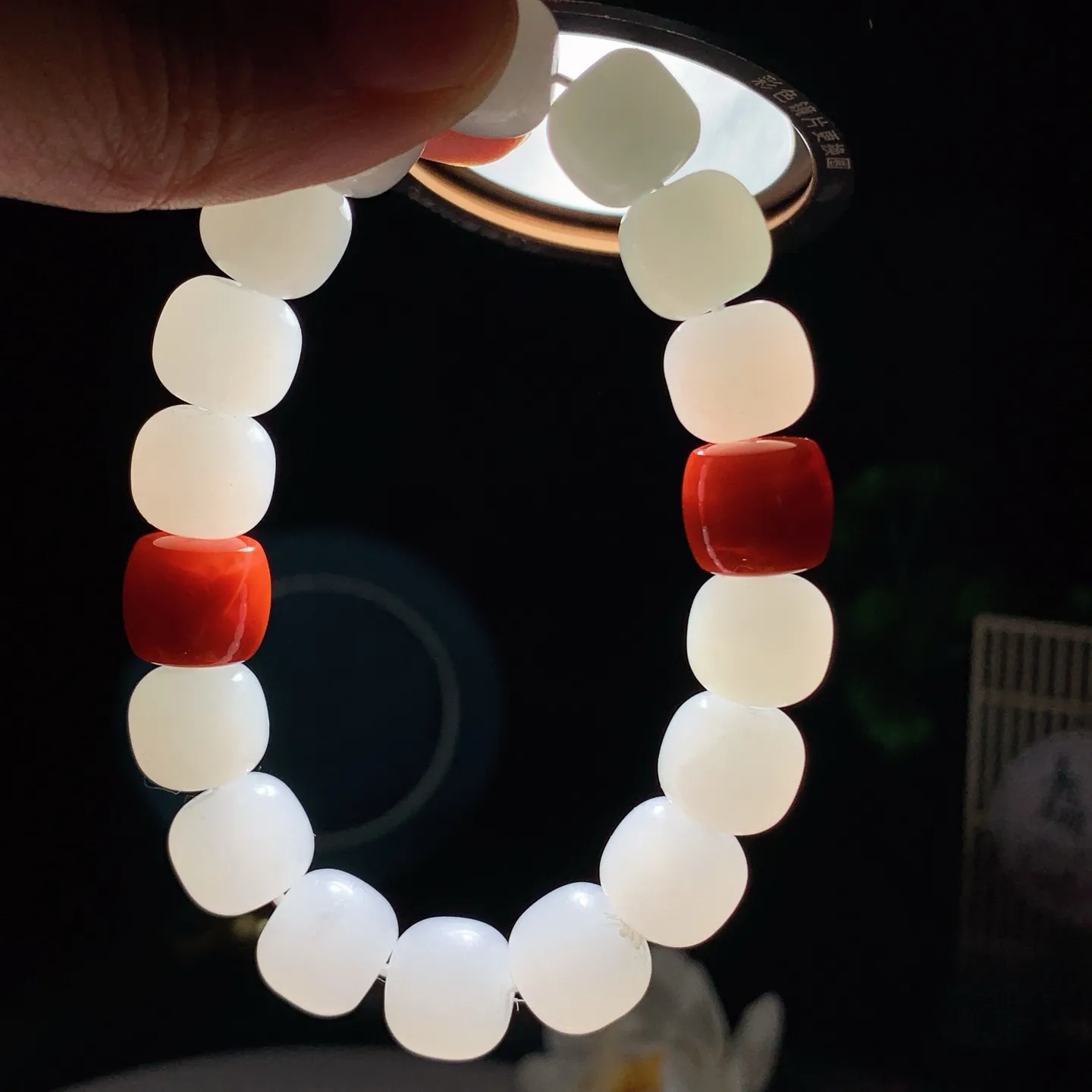 和田玉白玉老型珠手串。单颗尺寸11/12重48克。玉质细腻油润。手推出油。佩戴高端典雅。lt251209