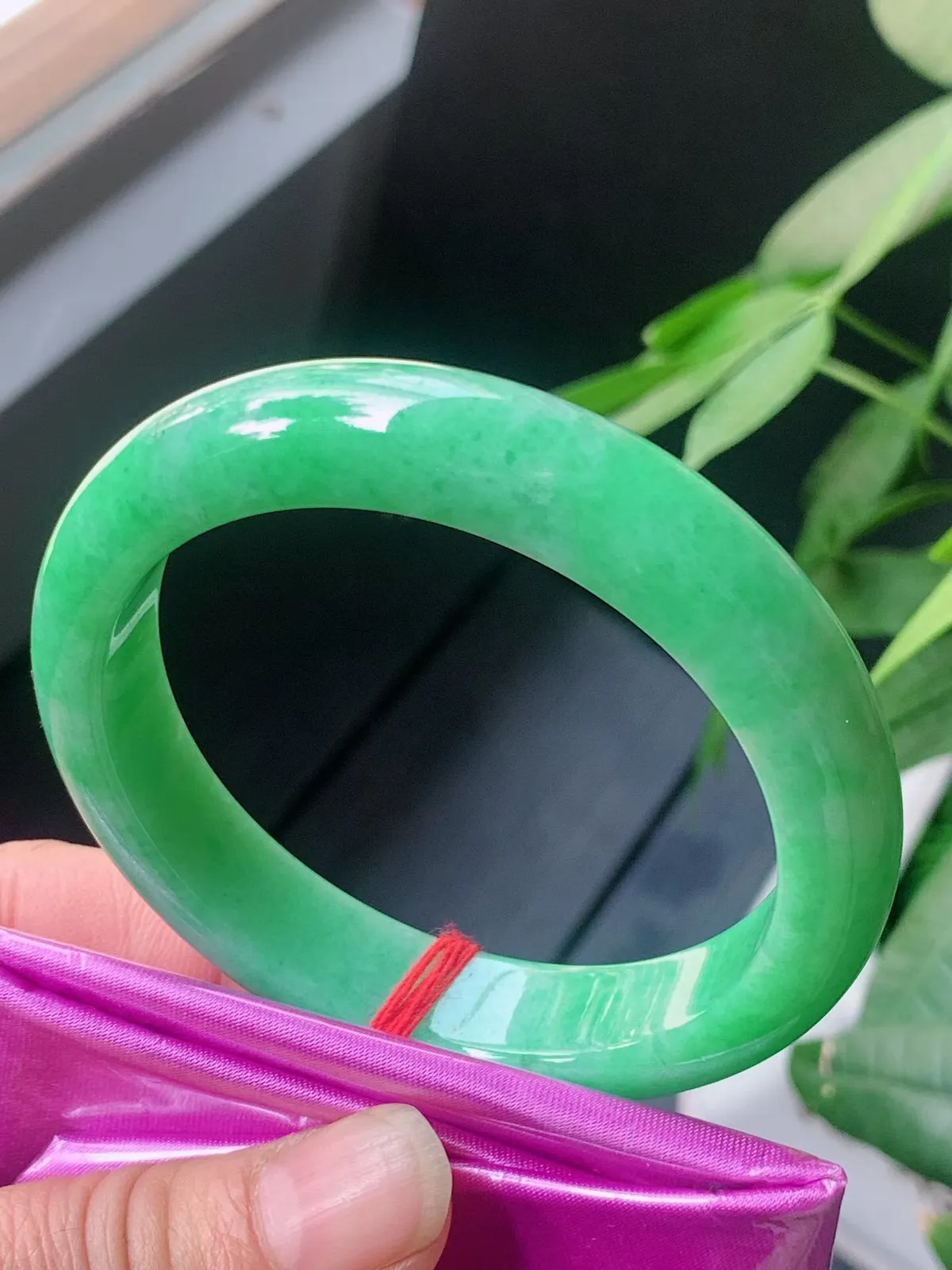 【翡翠名称】老种满色阳绿54.8正圈口手镯
【翡翠尺寸】54.8/12/8.2mm适合53.8-56正圈口佩戴
【翡翠描述】宝贝种老水足，玉质细腻，色泽靓丽，性价比高，佩戴效果好！
【其它赠送】权威证书/精美挂绳盒子/支持全国复检