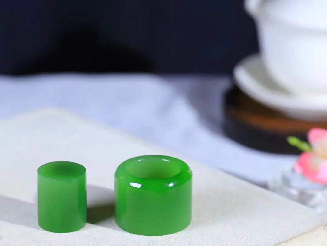 （扳指.套装）

典藏级臻品新疆和田玉碧玉扳指套装，质地细腻，手感上佳。线条流畅，设计精美共重5