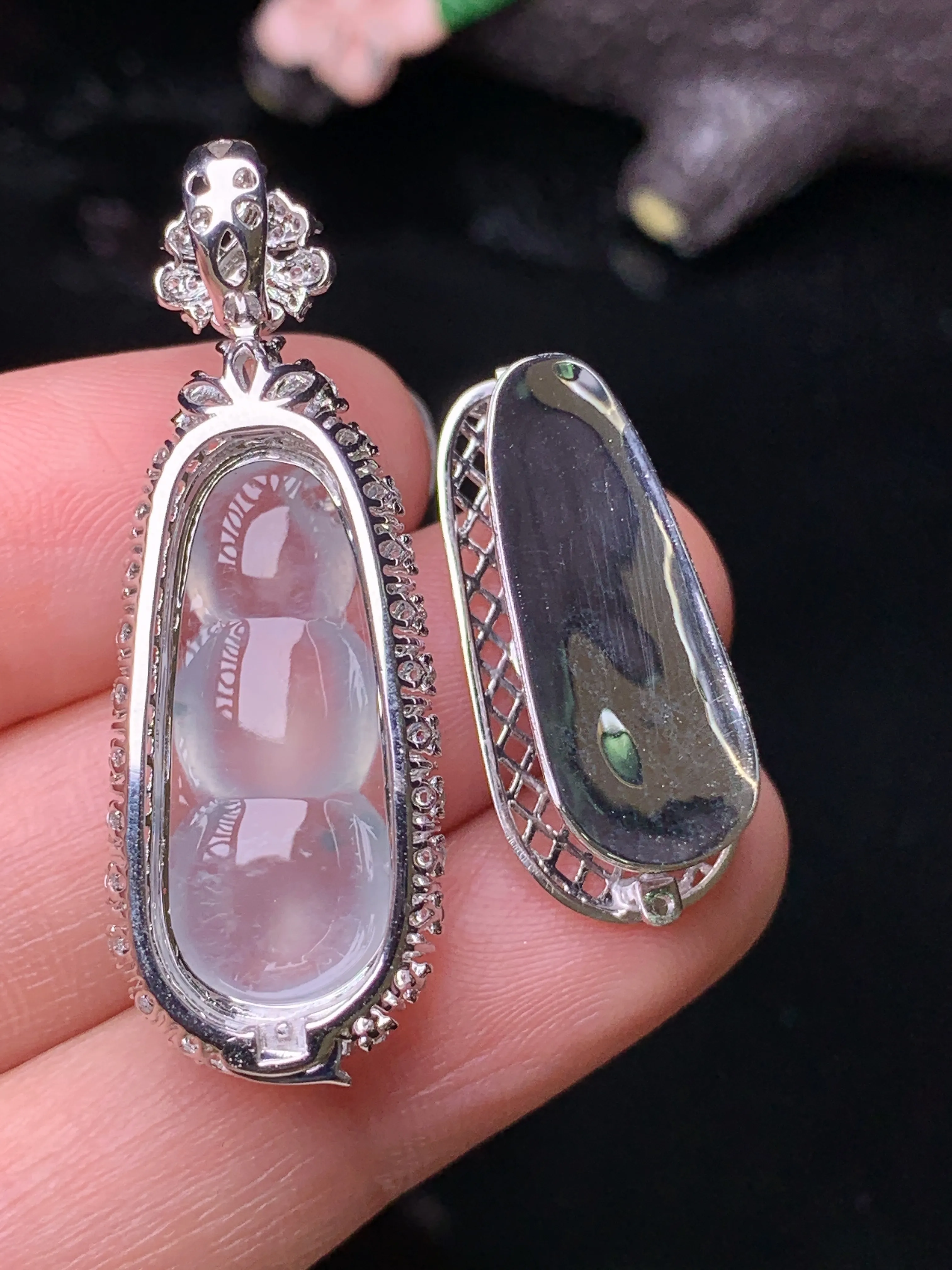 18k金钻镶嵌冰种四季豆吊坠 玉质细腻 水润亮眼 色泽艳丽 整体尺寸38*13.7*11