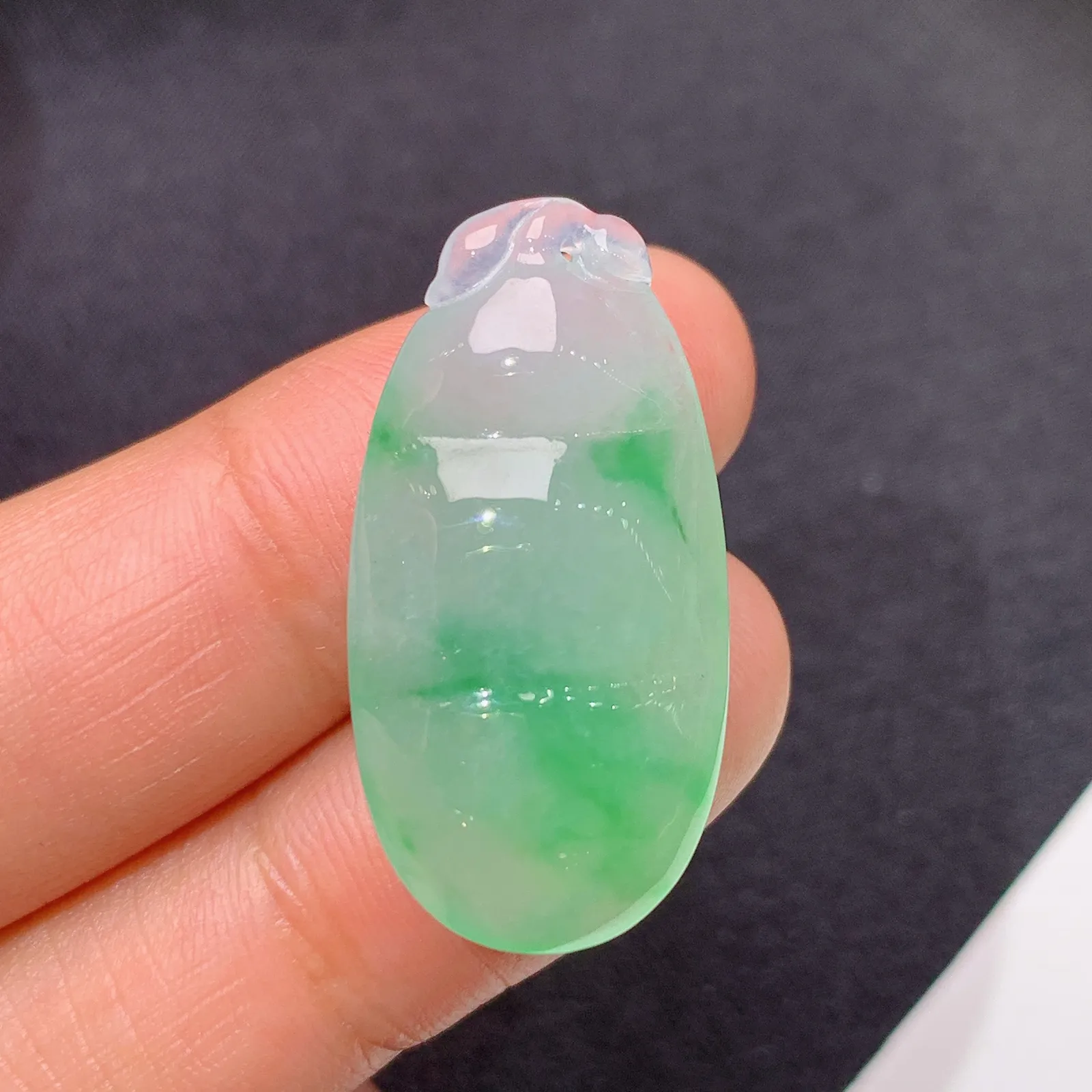 冰飘绿福豆，冰润饱满，玉质细腻，种水足 尺寸29.9*15.2*7.4