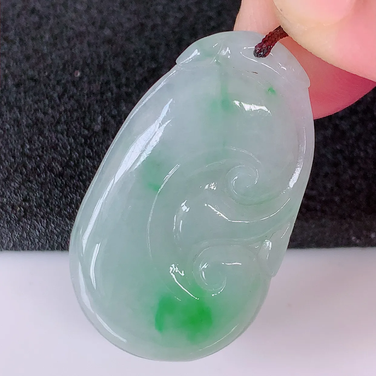 自然光实拍，冰润飘绿翡翠如意吊坠，上身效果非常美，饱满大气，工艺美，万事如意，如意一生，#57.9