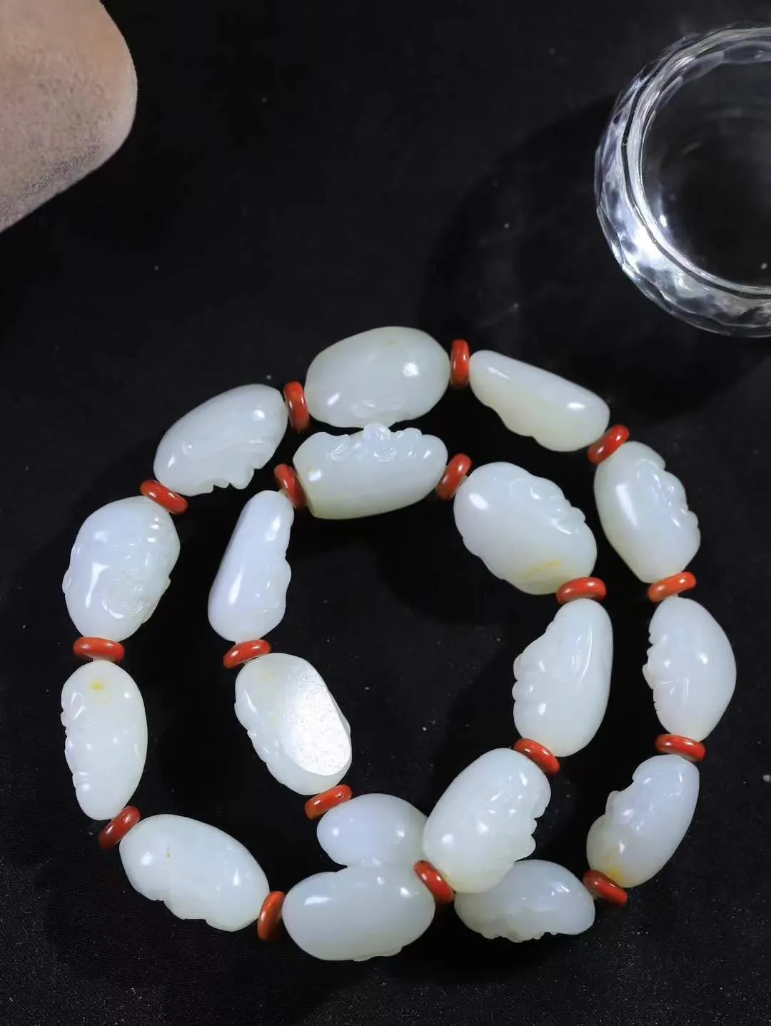 （十八罗汉.手持）

新疆和田籽料十八罗汉手持，玉质温润细腻 油性十足 颗颗饱满圆润。罗汉有着金