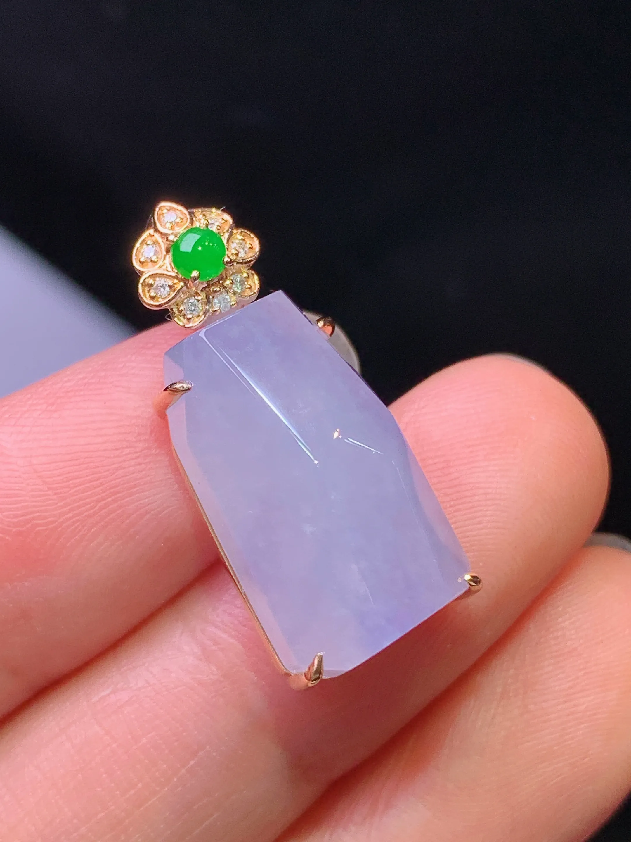 18k金钻镶嵌紫罗兰随形吊坠 玉质细腻 水润亮眼 色泽艳丽 整体尺寸25*10.8*8.5