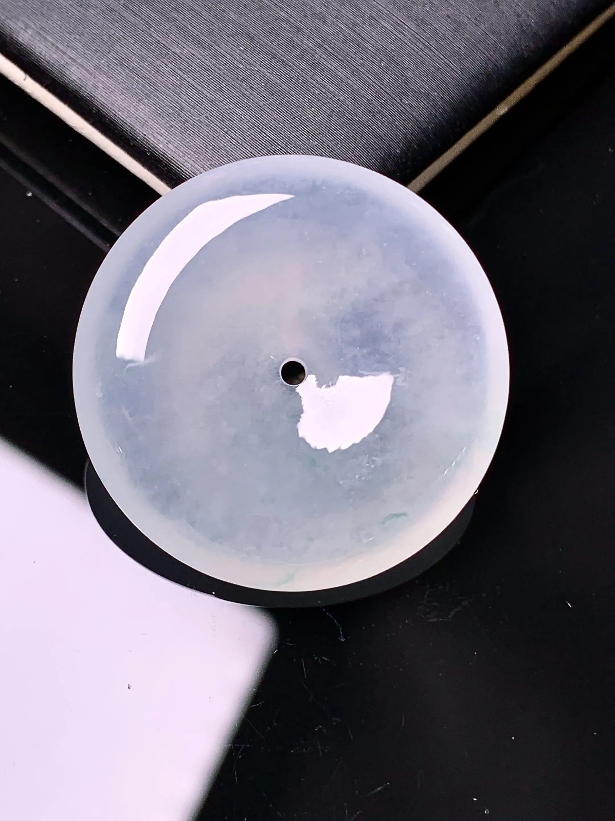 冰种平安扣吊坠 玉质细腻 水润亮眼 色泽清新艳丽 整体尺寸27.8*5.6