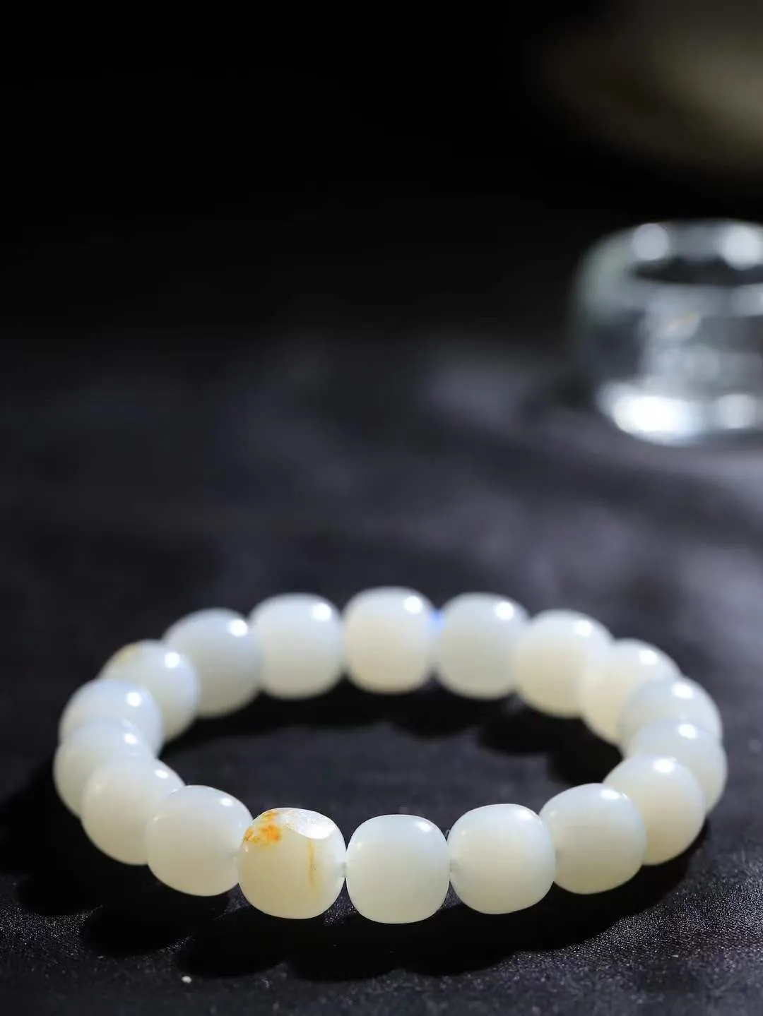 （老型珠.手串）

新疆和田籽料老型珠手串，玉质细腻油润 饱满光滑 质朴无华，悠远简单，人心境界远，百世修炼深，心灵常驻善意持，觉悟人生百世修。重50.96克    尺寸取一11.3-12mm    10120900A