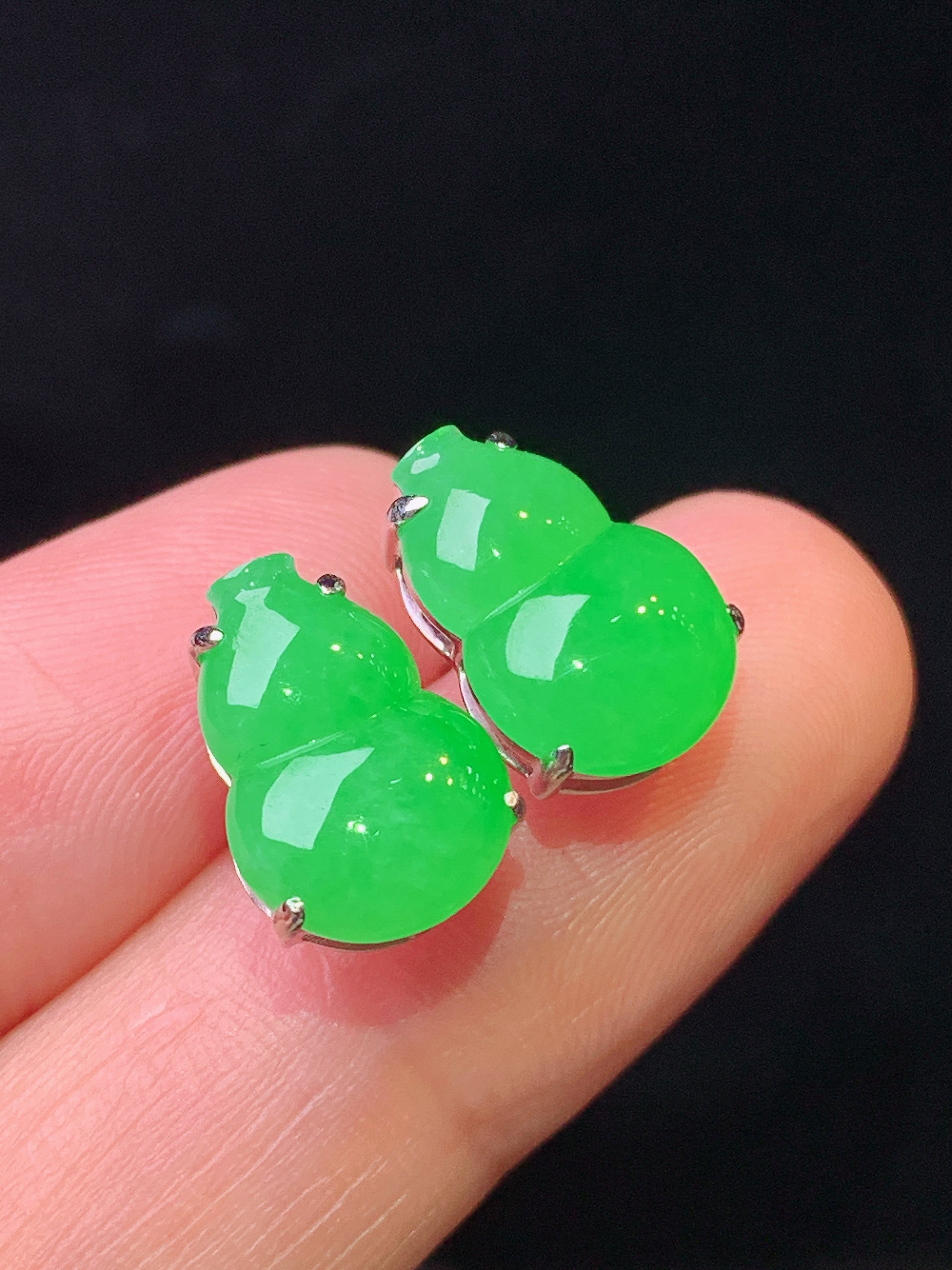 18k金镶嵌满绿葫芦耳 玉质细腻 水润亮眼 色泽艳丽 整体尺寸12.6*8.8*5.6