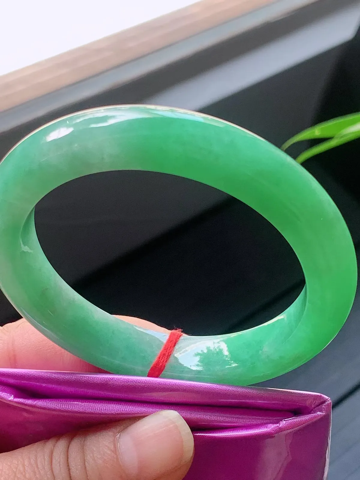 【翡翠名称】老种冰阳绿56.5正圈口手镯
【翡翠尺寸】56.5/11.7/9.8mm适合55.5-5