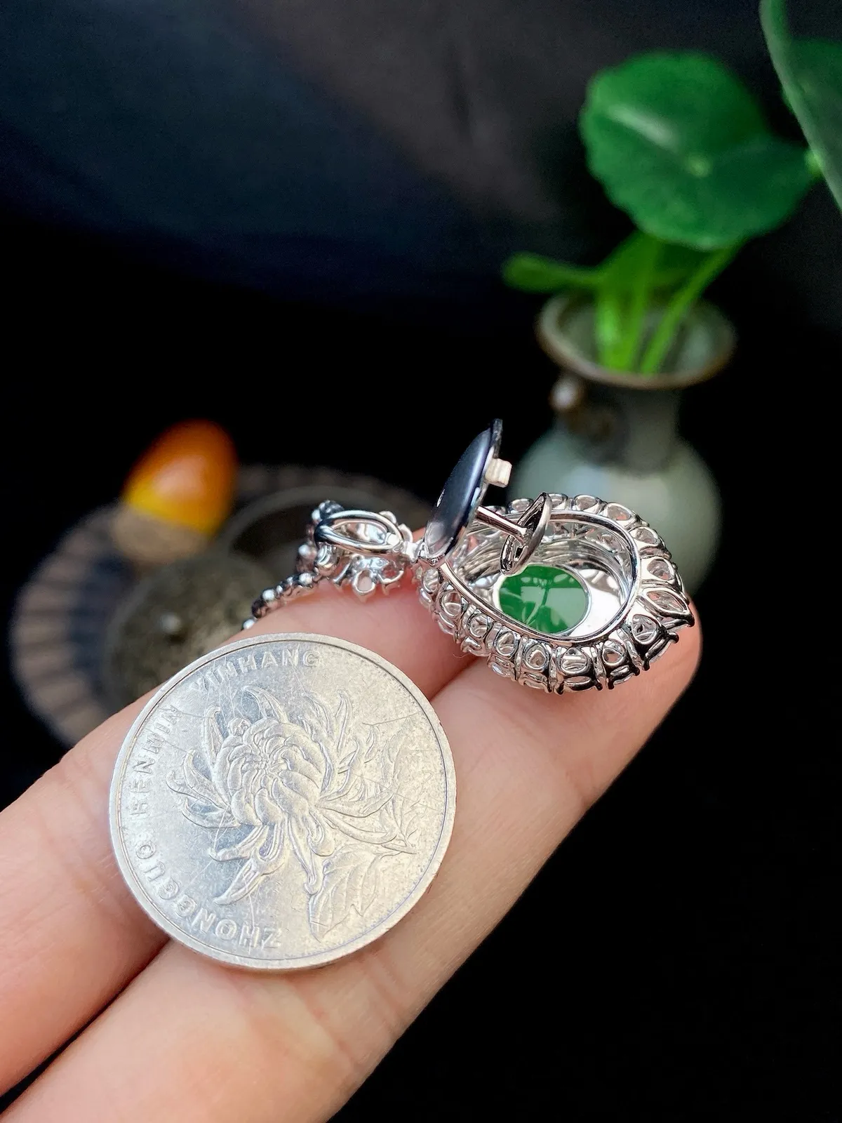 【冰种满绿葫芦吊坠】种水色俱全，冰透闪亮，通透感饱满度很好，18k金钻豪华镶嵌，裸石尺寸14.8*10.5*4.1毫米