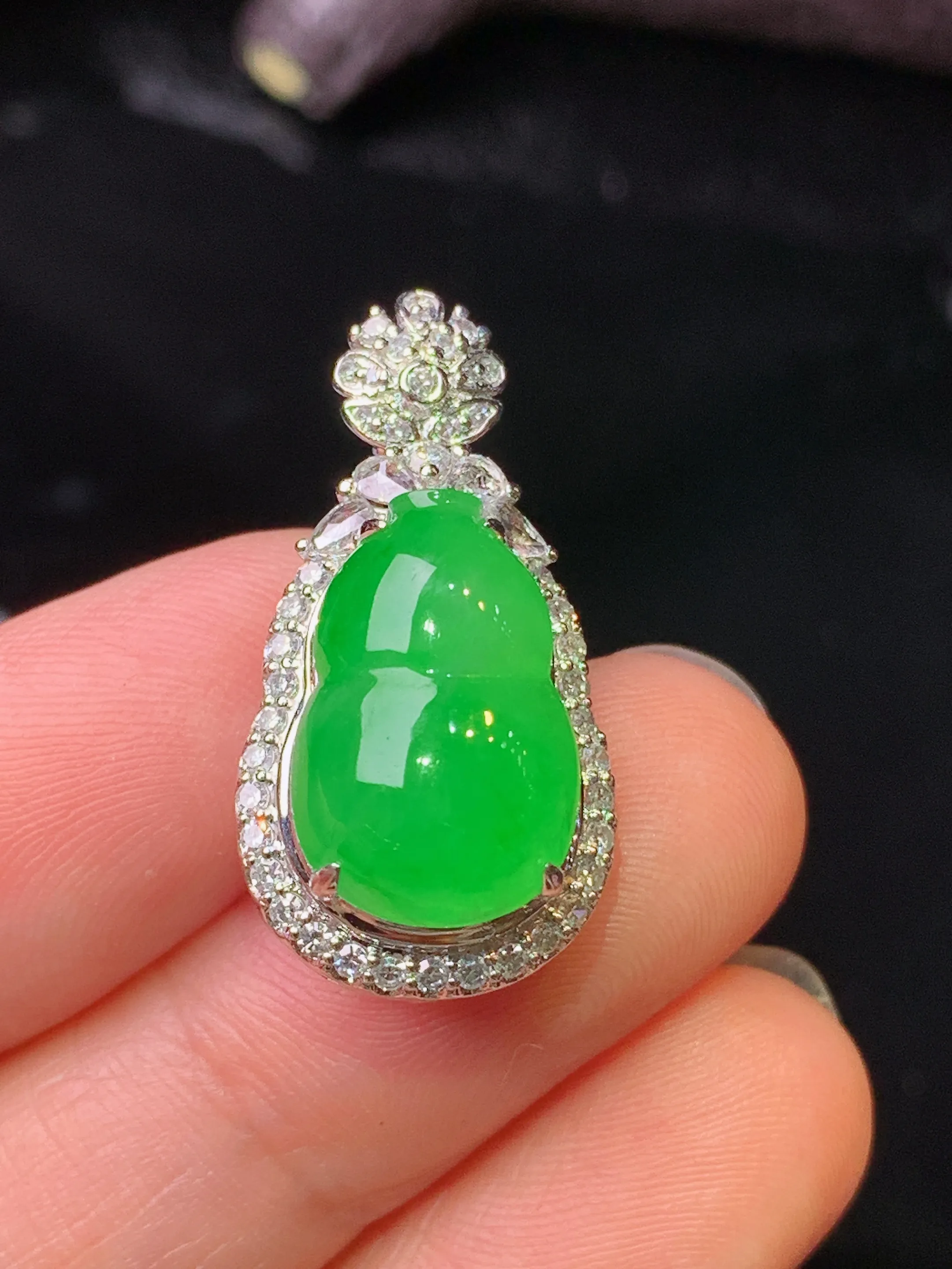 18k金钻镶嵌满绿葫芦吊坠 玉质细腻 水润亮眼 色泽艳丽 整体尺寸26.2*13.5*11.5