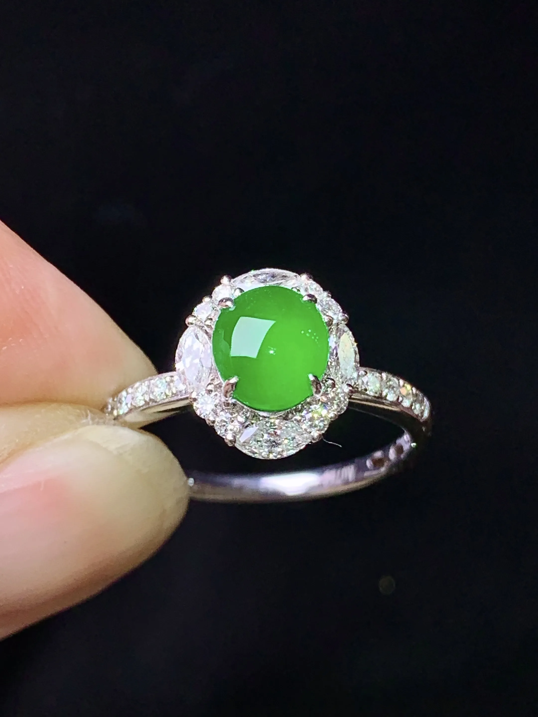 18k金钻镶嵌满绿蛋面戒指 玉质细腻 水润亮眼 色泽艳丽 圈口13.5 整体尺寸10.5*9.3*8