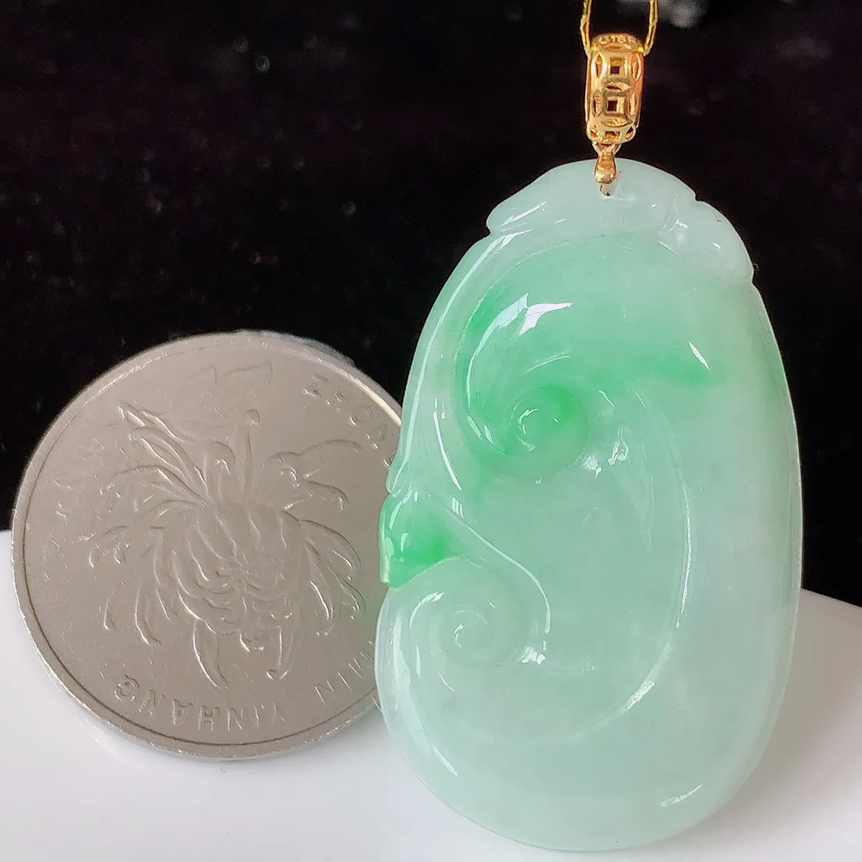 18k金镶嵌飘绿翡翠万事如意吊坠，沁人心脾，精致典雅的设计，为佩戴者，增添色彩，送礼自留都是佳品选择！#35.9