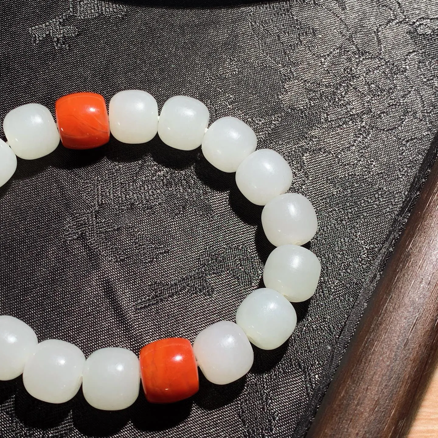 和田玉白玉老型珠手串。单颗尺寸11/12重48克。玉质细腻油润。手推出油。佩戴高端典雅。lt251209