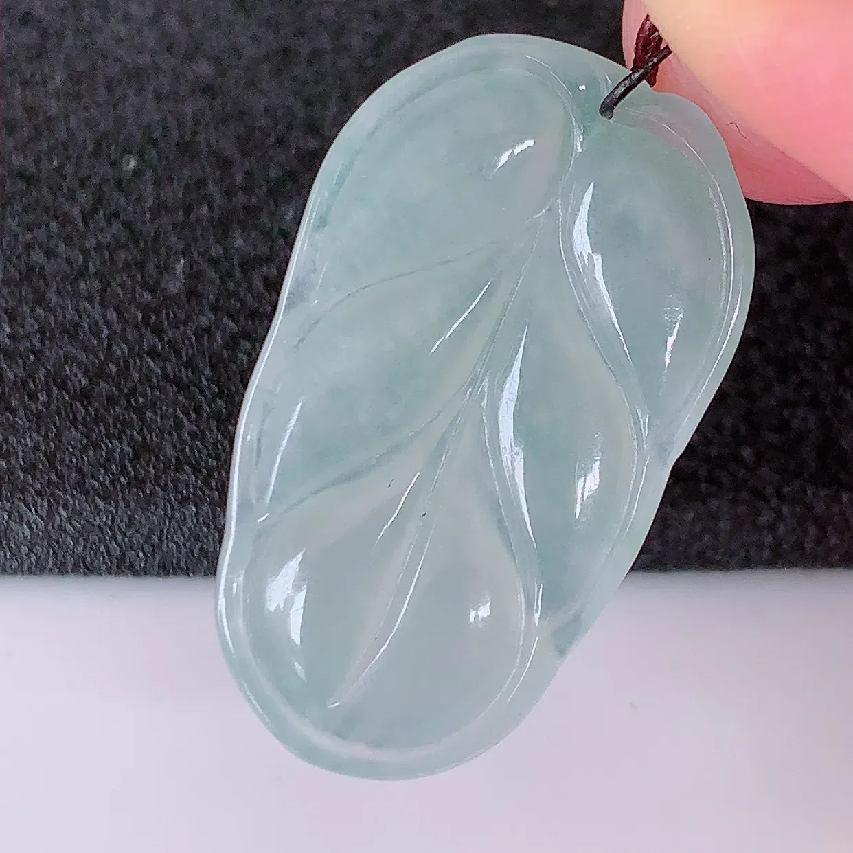 自然光实拍，冰种翡翠叶子吊坠 ，种水足，色泽清新，工艺精湛，叶子寓意美好；金枝玉叶，事业有成。#57.9
