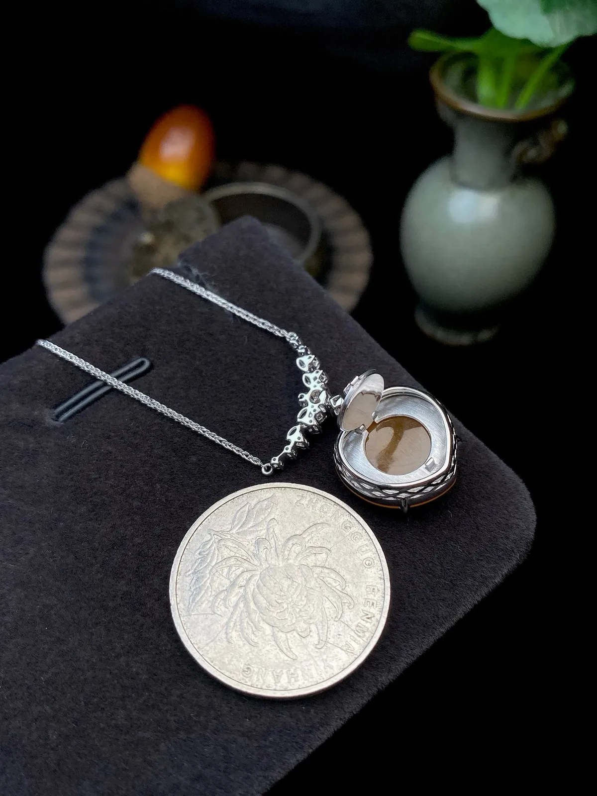 【冰种黄翡心形吊坠】质地细腻，冰润通透，晶莹闪亮。收藏品质，18k金钻镶嵌，裸石尺寸15.7*15.4*4.2毫米