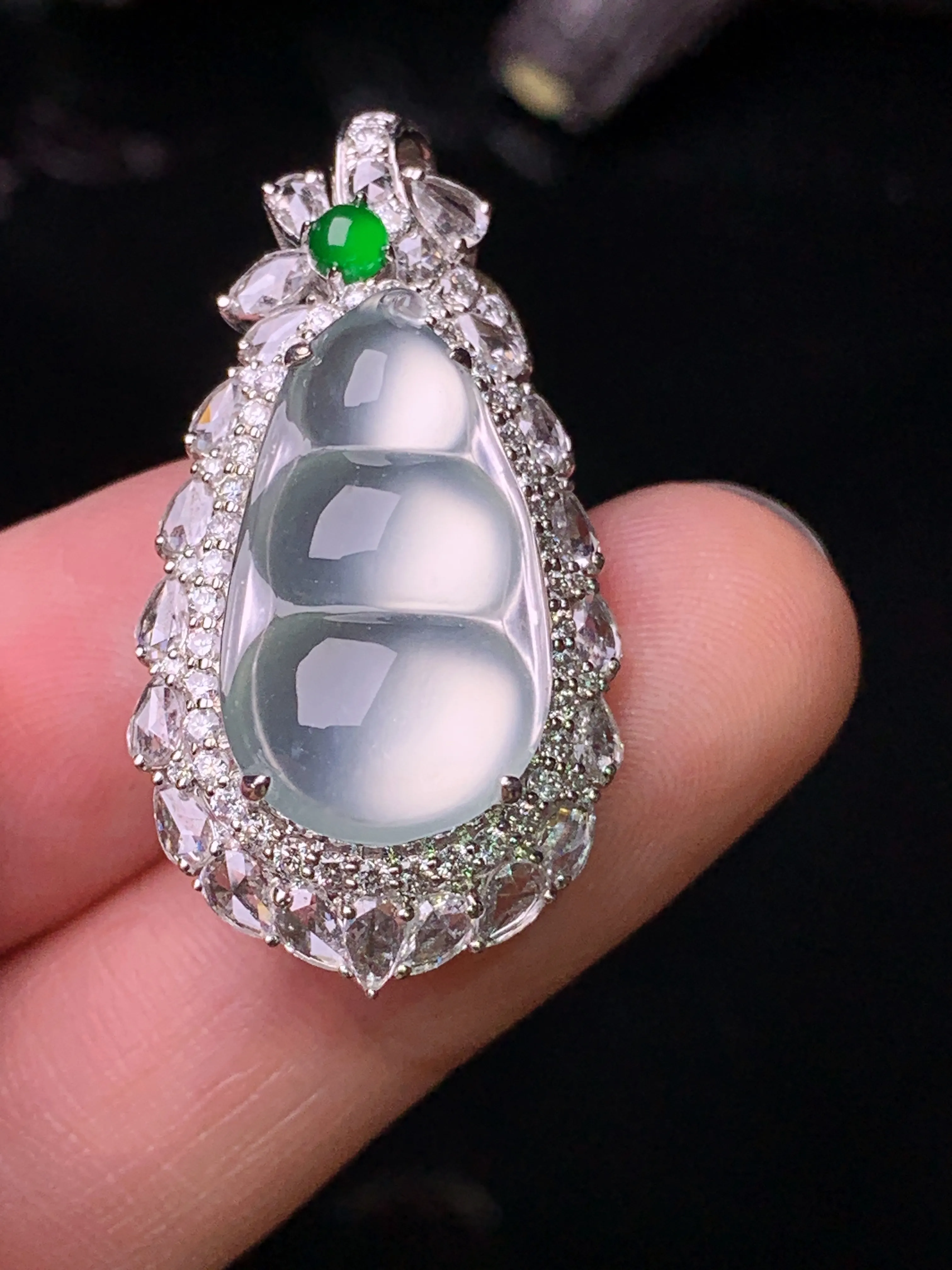 18k金钻镶嵌玻璃种四季豆吊坠 玉质细腻 水润亮眼 色泽艳丽 整体尺寸33*17.6*11.2