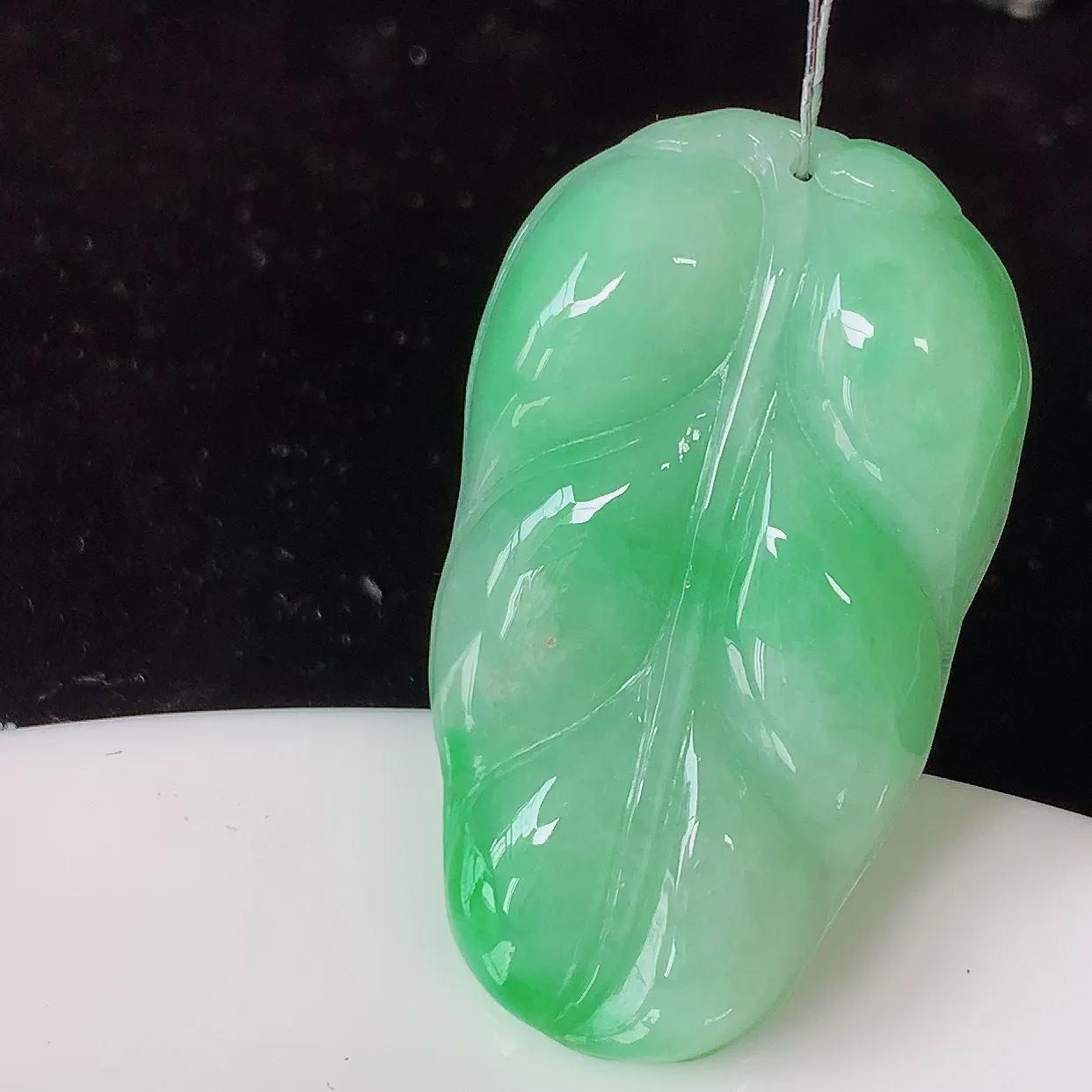 自然光实拍，冰润飘绿翡翠叶子吊坠 ，种水足，色泽清新，工艺精湛，叶子寓意美好；金枝玉叶，事业有成。#