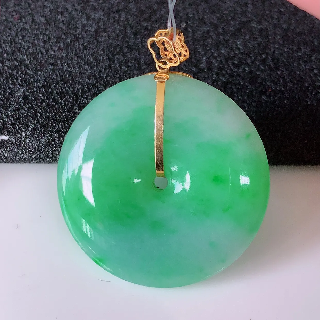 18K金镶嵌飘绿翡翠平安扣吊坠，水润光泽，寓意平平安安，佩戴时尚漂亮！#49.9整体33*27.5*6.2裸石27.5*27.5