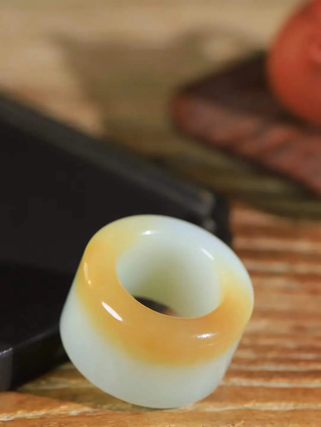 【古韵·扳指】

精品和田玉糖白玉扳指，玉质温润，油润感十足， 整器古韵生辉。优雅高贵。运筹帷幄于掌中，决胜于千里之外。
重40.49克 内径圈口22.9mm  尺寸21.8-7mm  FDT-59120929