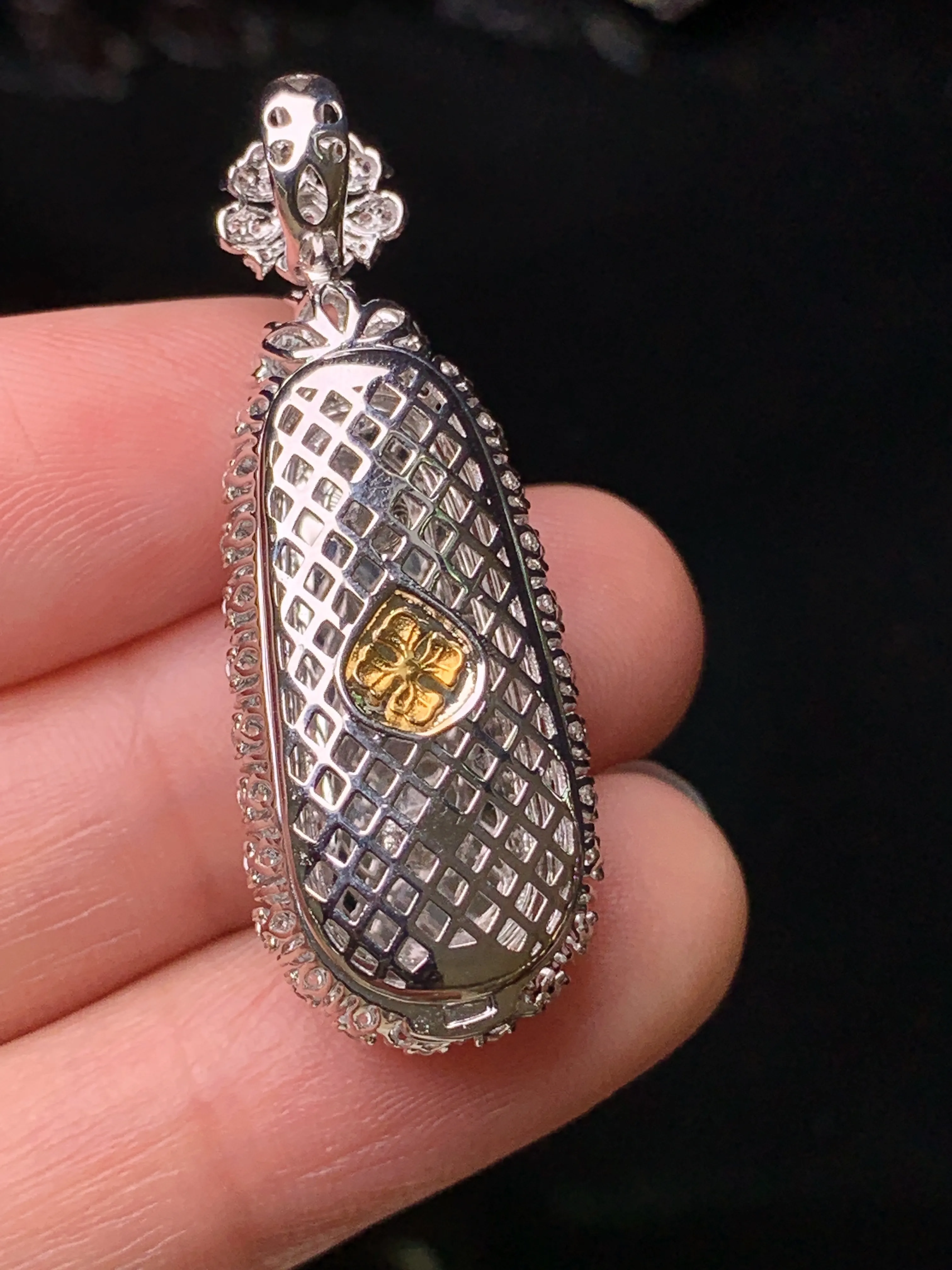 18k金钻镶嵌冰种四季豆吊坠 玉质细腻 水润亮眼 色泽艳丽 整体尺寸38*13.7*11