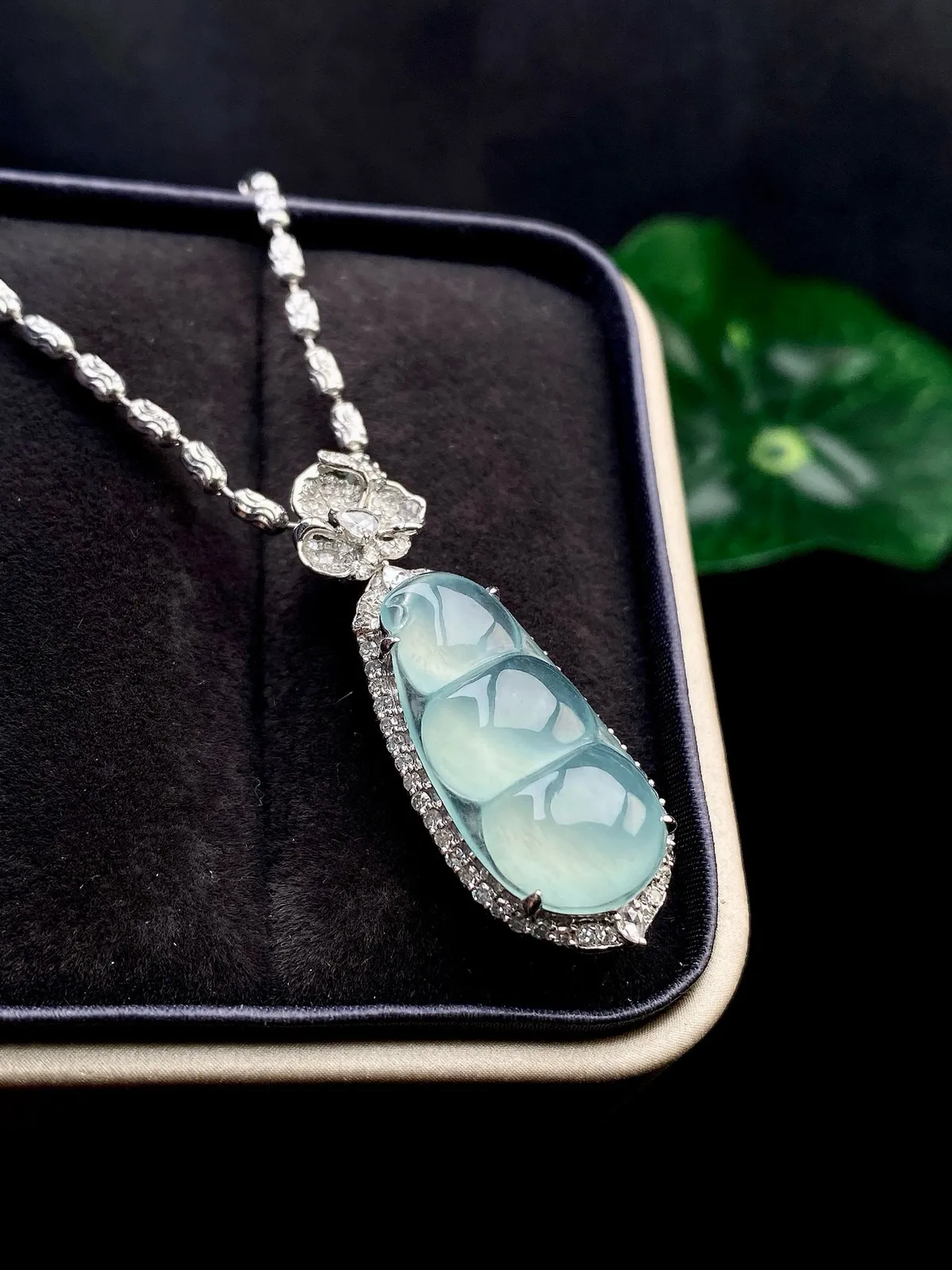 【冰种晴底福豆吊坠】种地上乘，冰感十足，通透起光，饱满圆润，收藏品质，18k金钻镶嵌，裸石尺寸22.