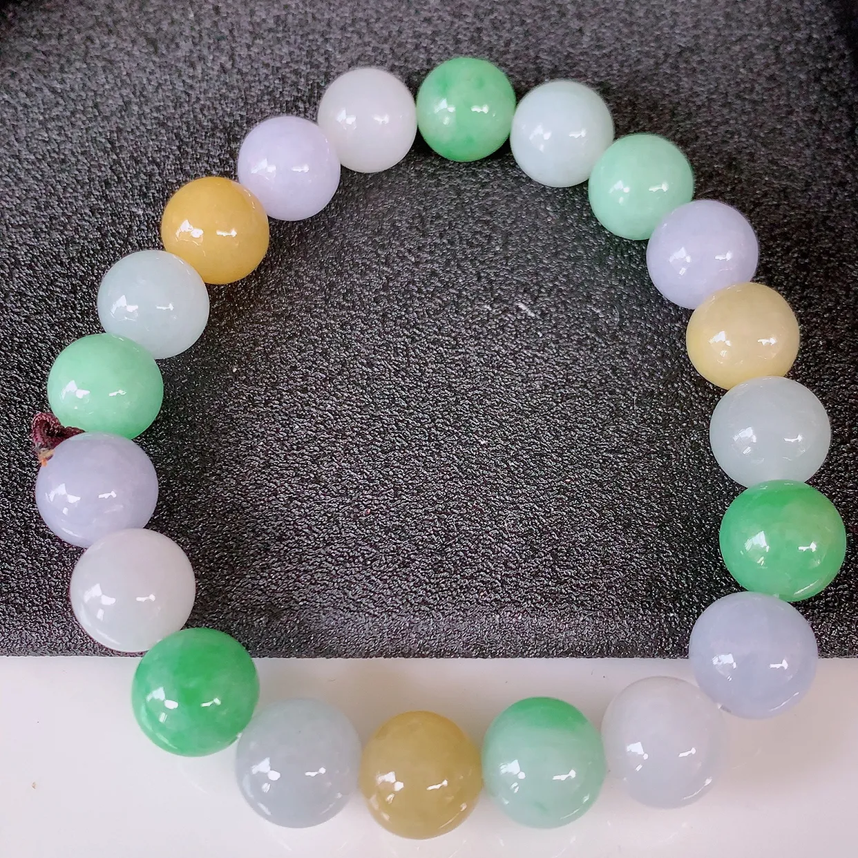 自然光实拍，冰润多宝翡翠手链，多彩翡翠手串，颜色丰富，料子细腻，高档大气，自戴送礼佳品！#46.9取一尺寸9.5mm