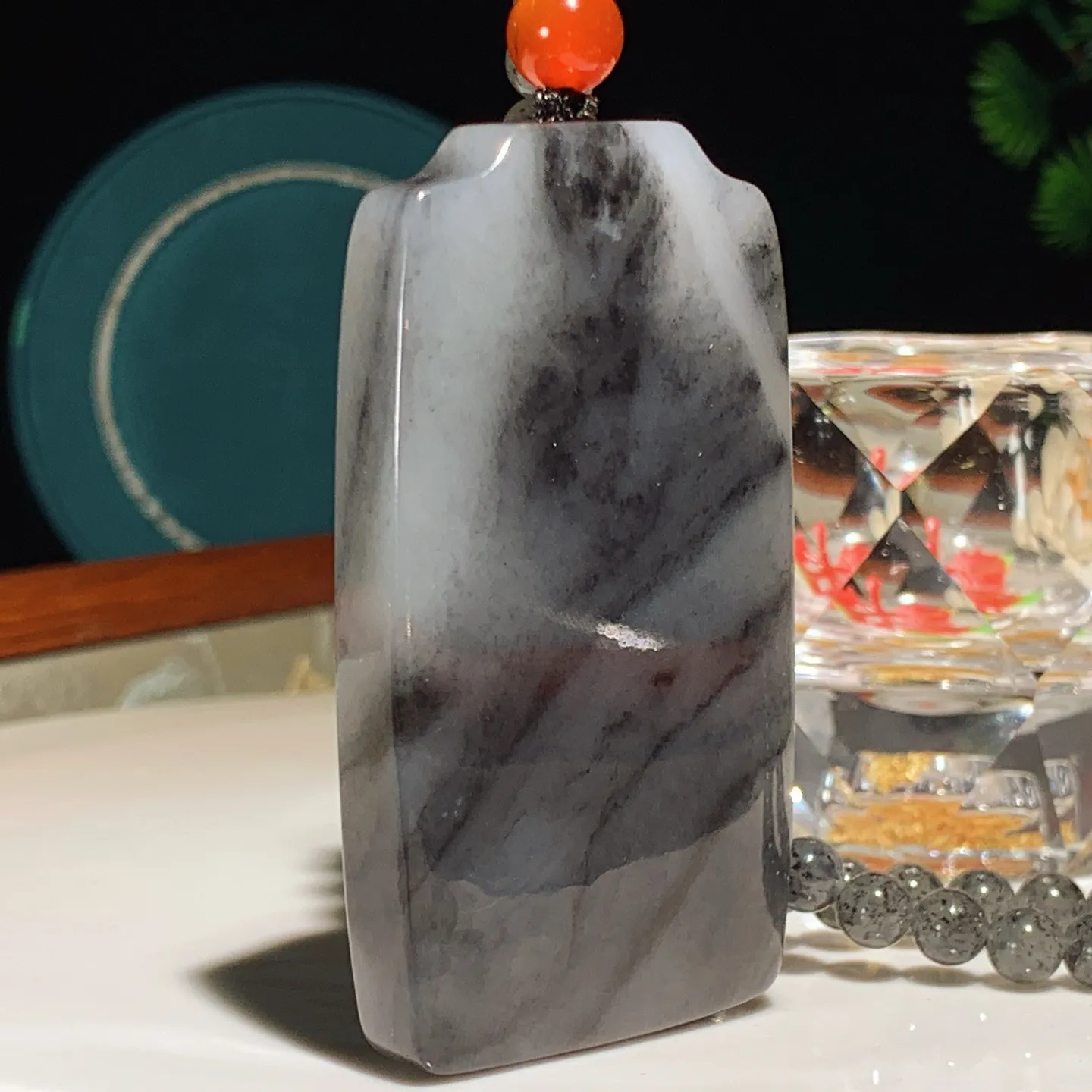 新疆和田玉籽料青花平安无事牌挂件。青花意境山水平安无事牌挂件。尺寸66/37/12重110克。玉质细