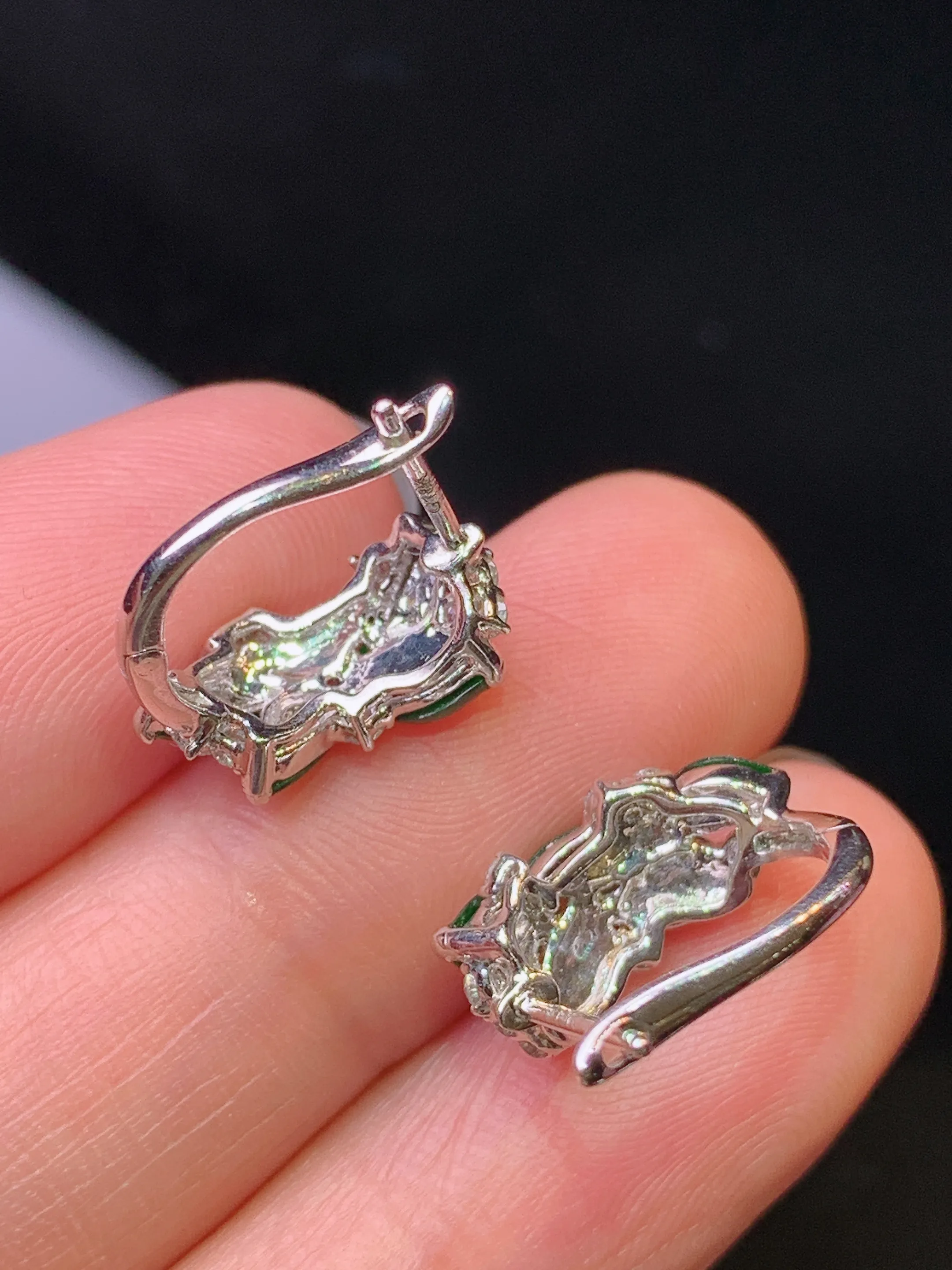 18k金钻镶嵌满绿随形耳钉 玉质细腻 水润亮眼 色泽艳丽 裸石尺寸5*3*2.3