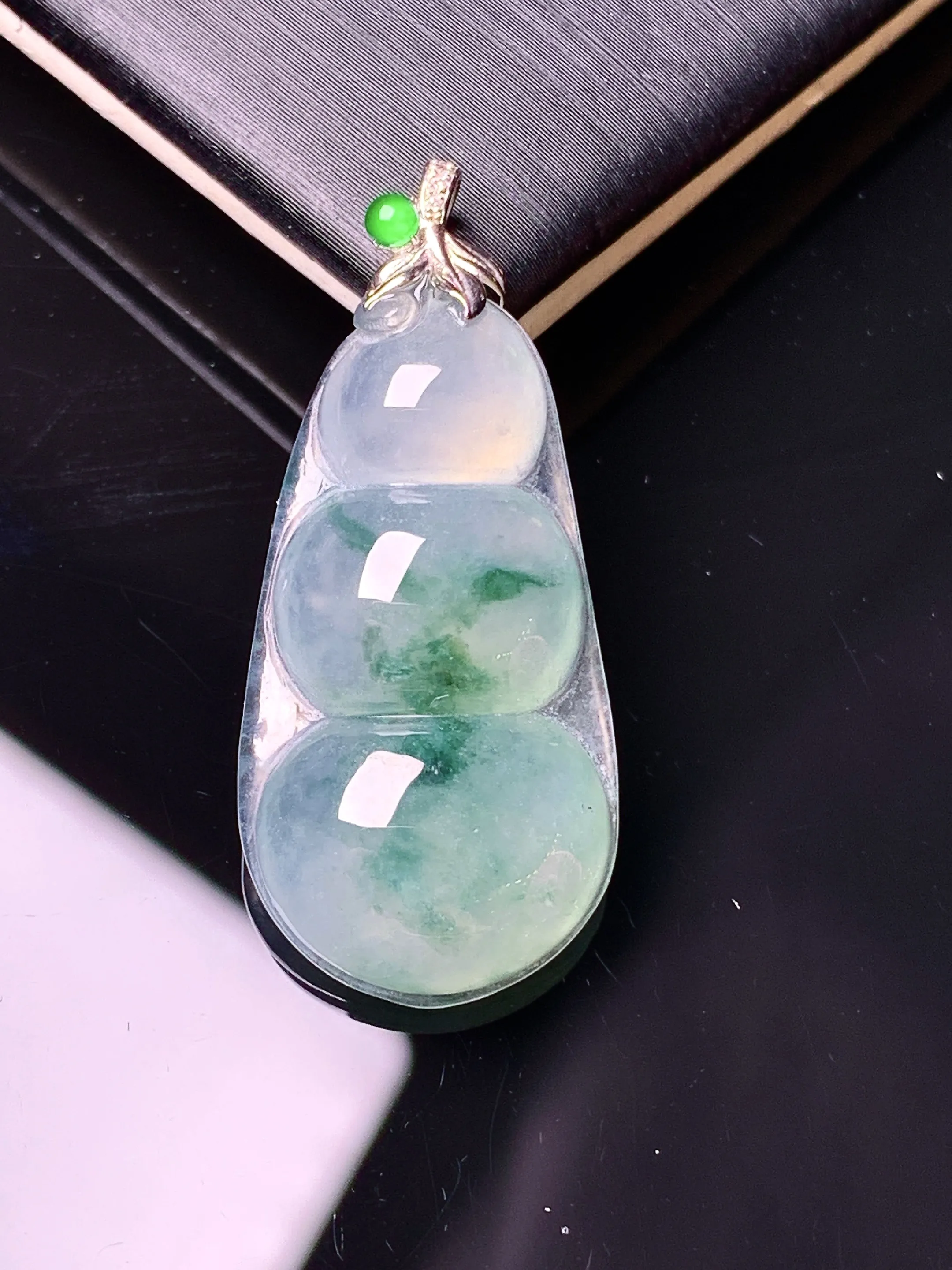 18k金镶嵌飘绿四季豆吊坠 玉质细腻 水润亮眼 色泽艳丽 整体尺寸32.8*14.8*5.2