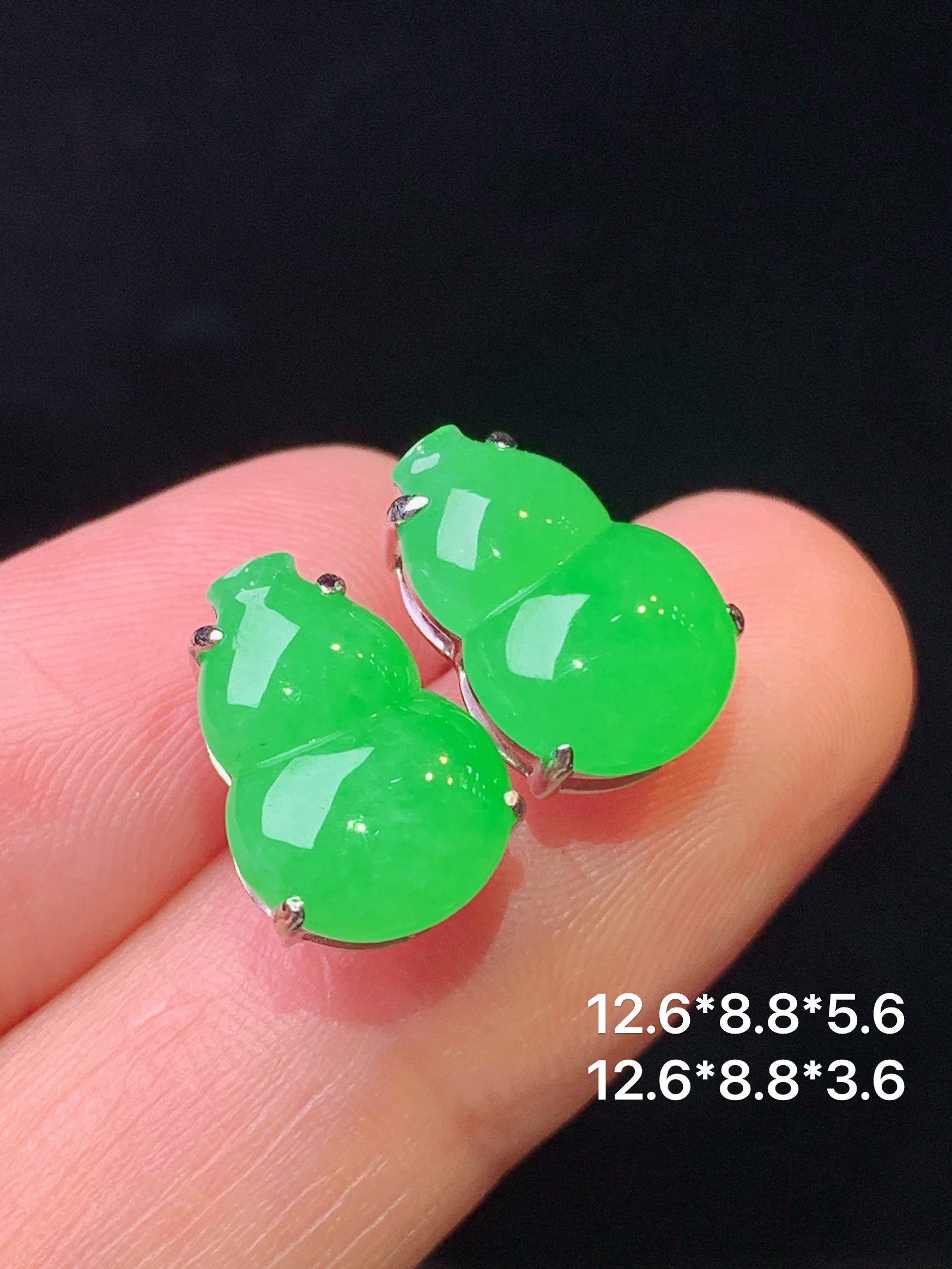 18k金镶嵌满绿葫芦耳 玉质细腻 水润亮眼 色泽艳丽 整体尺寸12.6*8.8*5.6