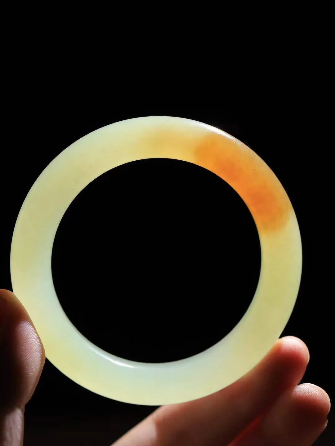 【花样年华·手镯】

典藏级臻品和田玉黄口带糖手镯，质地油润细腻，色泽高贵典雅，镯型古朴典雅。在诗情画意的雨巷相遇，你是我腕间的一抹风情，有你眸有深情，清风荡漾湖间静水，我愿俯身低眉，在烟波涟漪处，寻你深情倩影。内径56.5mm尺寸11.7-10.9mm 重66.2克fDA-78127247