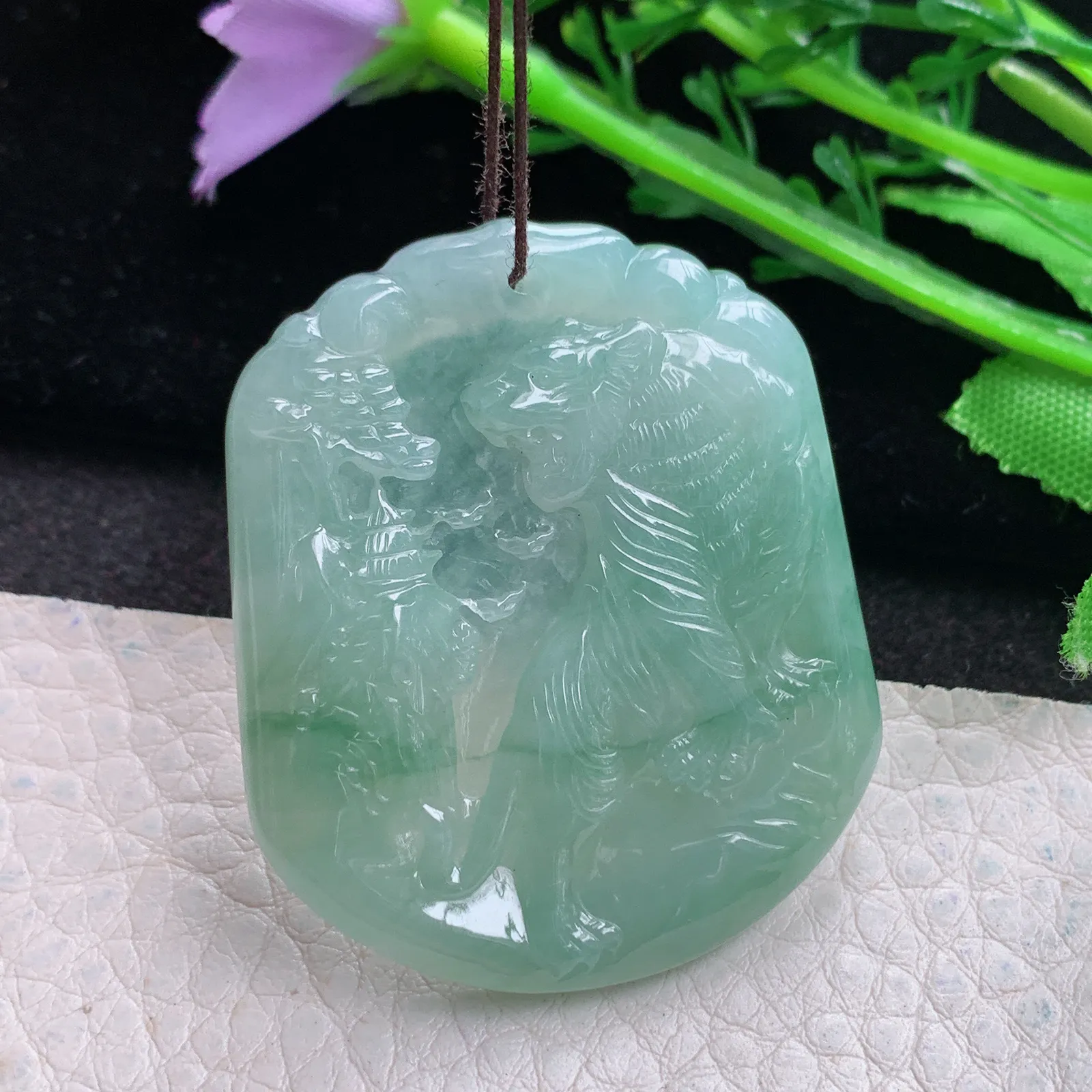 yn实拍43*36.3*4.5缅甸翡翠a货精雕飘花晴底上山虎 生肖虎玉吊坠 玉挂件