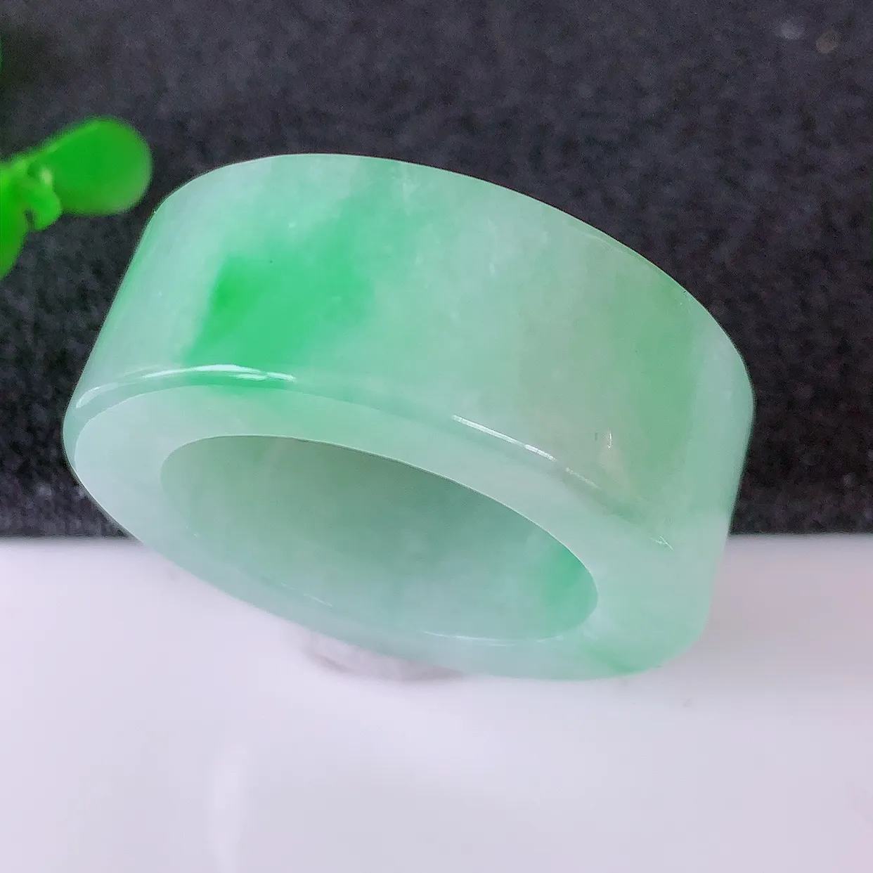 自然光实拍，22.2mm内径冰飘绿翡翠扳指，冰润指环，玉扳指，戒指，财源滚滚，玉质细腻起胶，28圈口