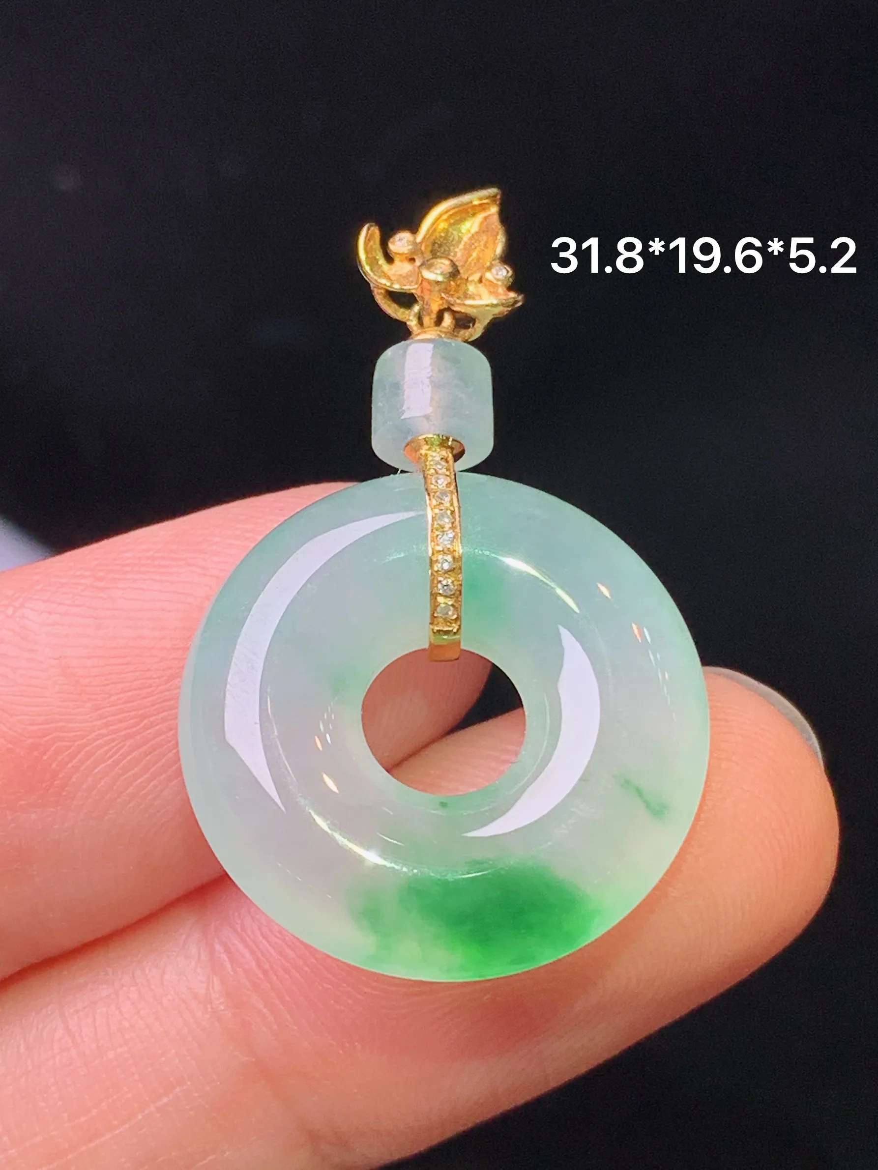 18k金镶嵌飘绿平安环吊坠 玉质细腻 水润亮眼 色泽艳丽 整体尺寸31.8*19.6*5.2