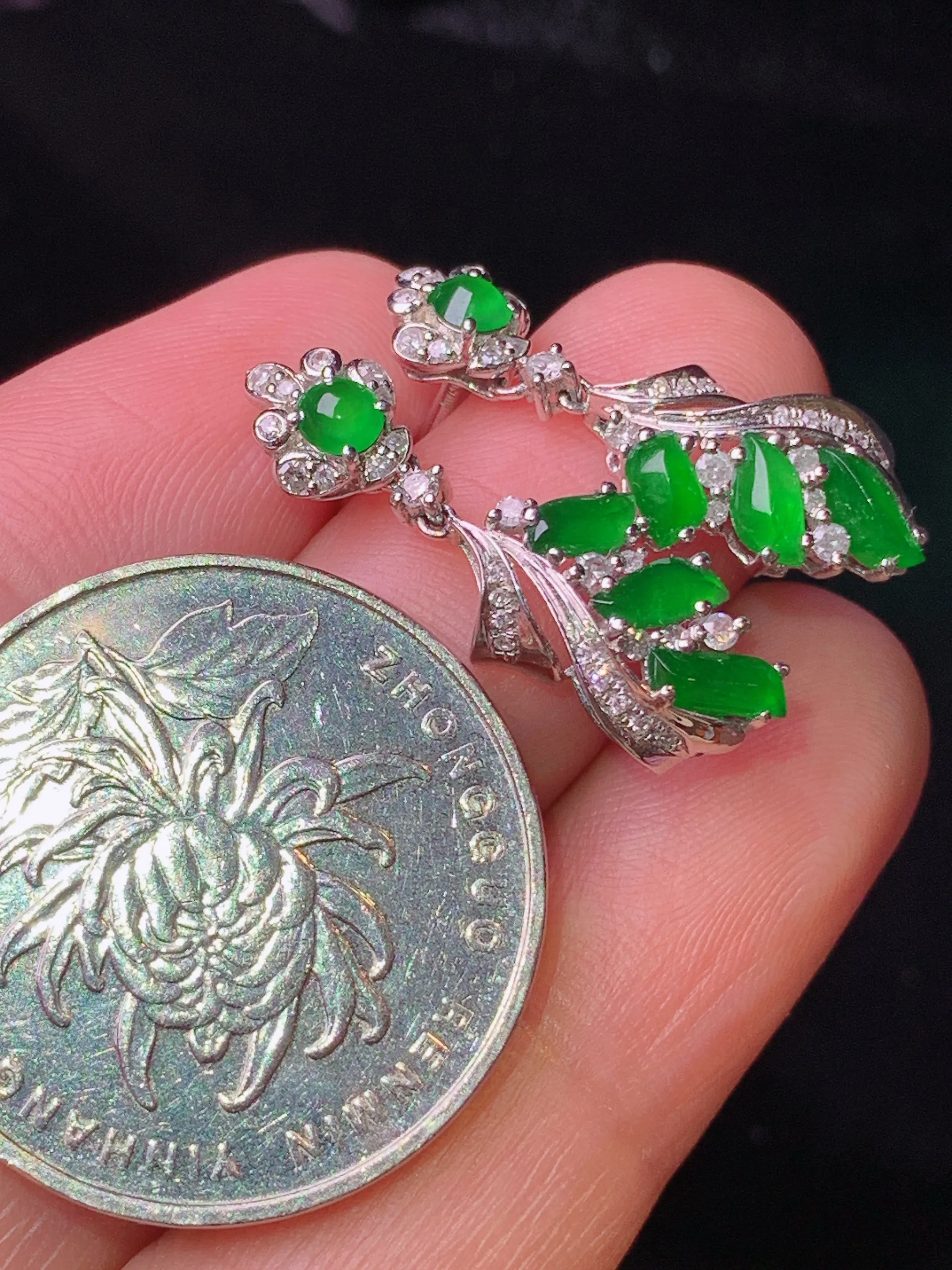 18k金钻镶嵌满绿随形吊坠 玉质细腻 水润亮眼 色泽艳丽 整体尺寸24.5*8.5*3.8