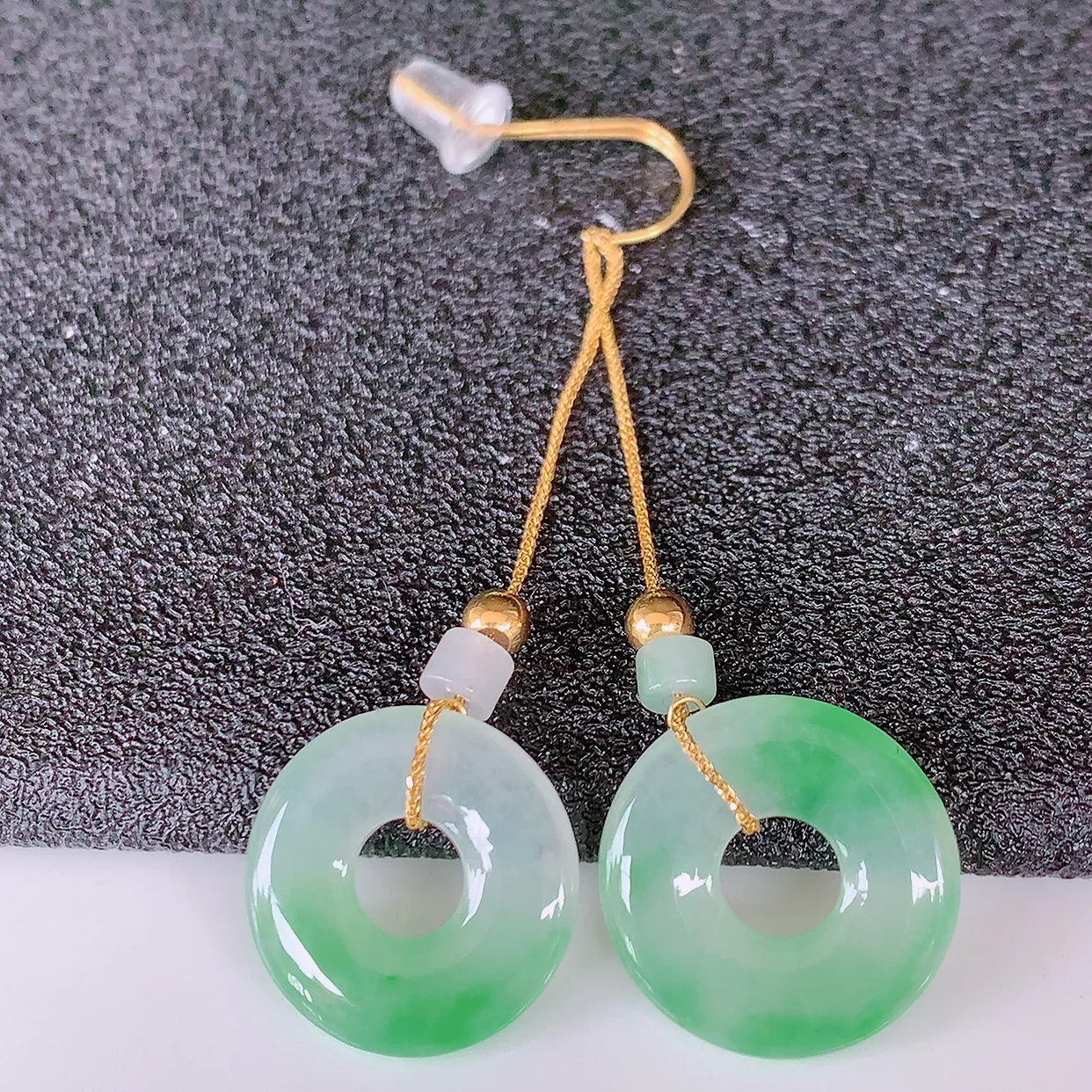 18k金镶嵌冰种飘绿翡翠平安扣耳坠，沁人心脾，耳坠佩戴效果大气出众，尽显气质。种水好，胶感足，颜相当漂亮，高性价比，值得入手品鉴！#41.9整体46裸石14*2.5