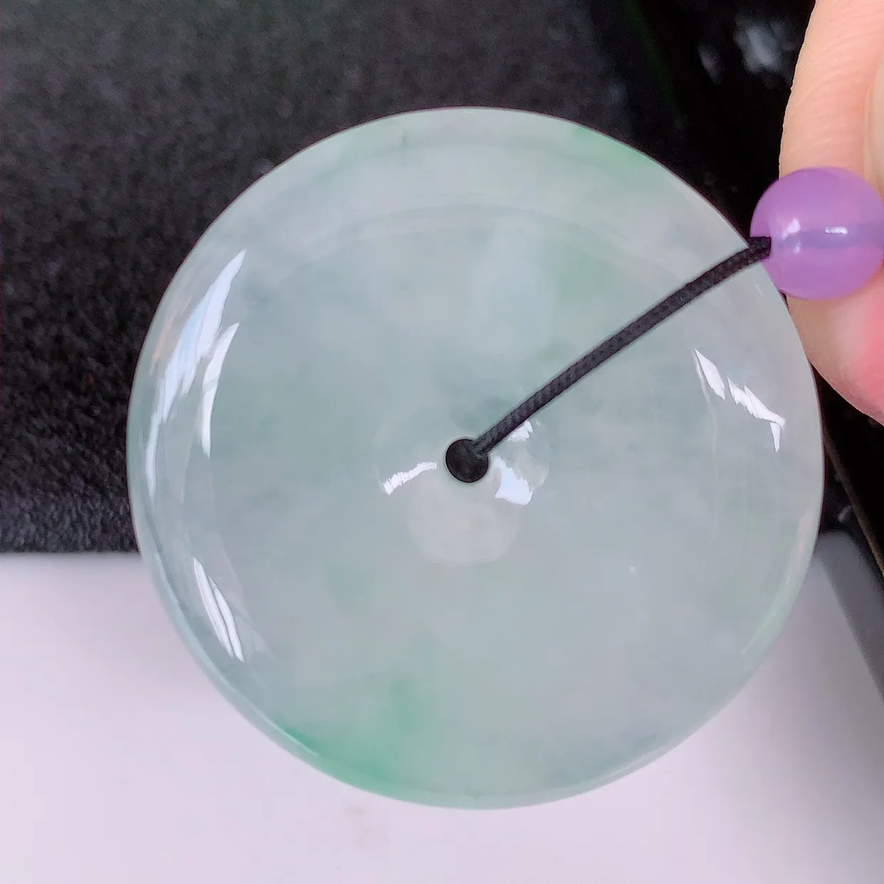 自然光实拍，冰种飘花翡翠平安扣吊坠，玉扣，平安是福；很美的料子，平安扣佩戴优雅迷人！#41.9